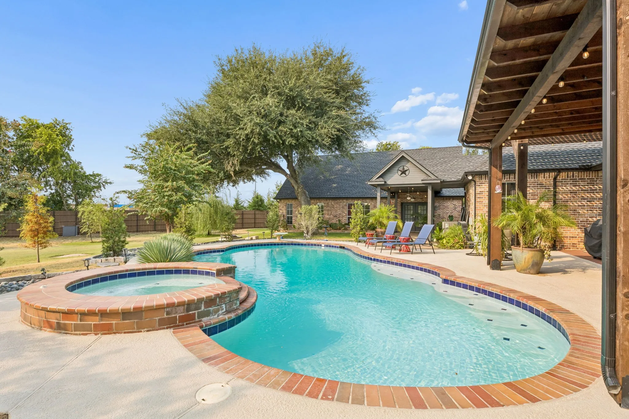 Single Family Residence For Sale in Ellis County , 2430 Savanna Circle, Midlothian, Texas 76065, 4 Bedroom, 3 Bathroom, 3 Garage spaces, 3,868 Sqft, built in 2001, mls#21372726, Real Estate Agent in Midlothian, Homes For Sale in Ellis county, Homes For Sale in Midlothian, Realtor in Midlothian Texas, Real Estate Brokerage Independent Realty Texas, Luminita Cordes Realtor