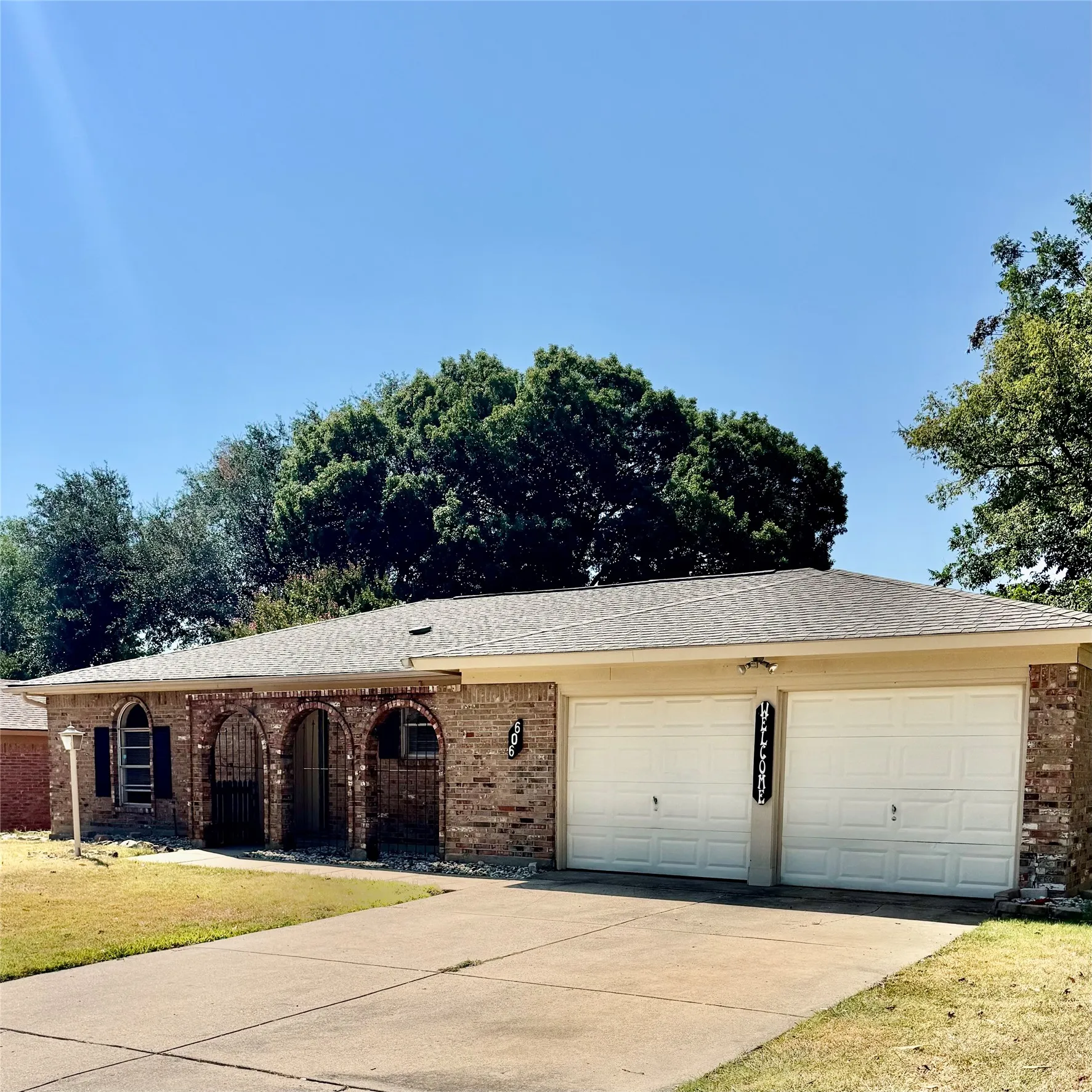 Single Family Residence For Sale in Tarrant County , 606 Pepperidge Court, Arlington, Texas 76014, 3 Bedroom, 2 Bathroom, 2 Garage spaces, 1,289 Sqft, built in 1972, mls#21242684, Real Estate Agent in Arlington, Homes For Sale in Tarrant county, Homes For Sale in Arlington, Realtor in Arlington Texas, Real Estate Brokerage Independent Realty Texas, Luminita Cordes Realtor