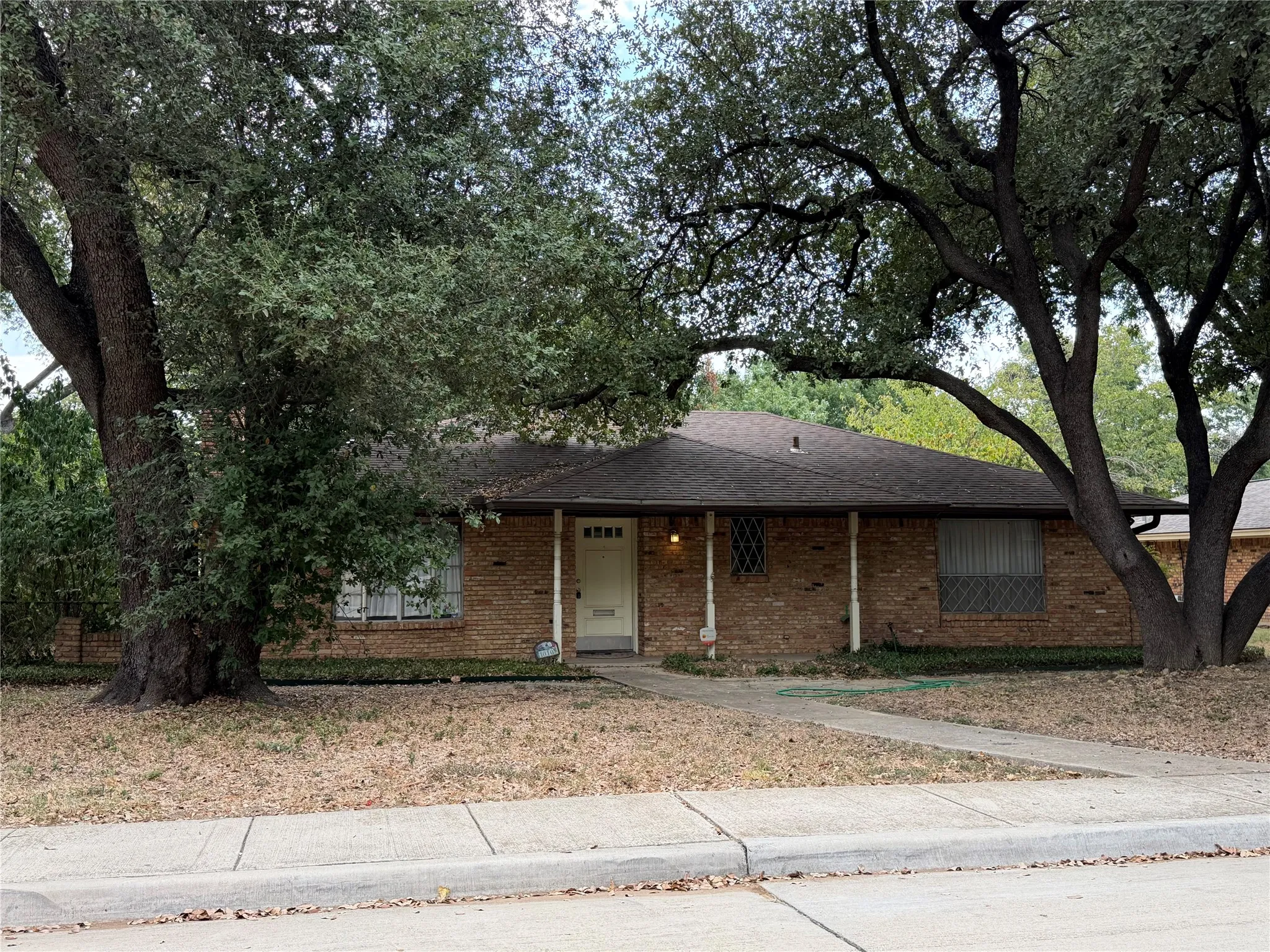 Single Family Residence For Sale in Dallas County , 1010 Denmark Street, Grand Prairie, Texas 75050, 3 Bedroom, 2 Bathroom, 2 Garage spaces, 1,744 Sqft, built in 1970, mls#21372742, Real Estate Agent in Grand Prairie, Homes For Sale in Dallas county, Homes For Sale in Grand Prairie, Realtor in Grand Prairie Texas, Real Estate Brokerage Independent Realty Texas, Luminita Cordes Realtor