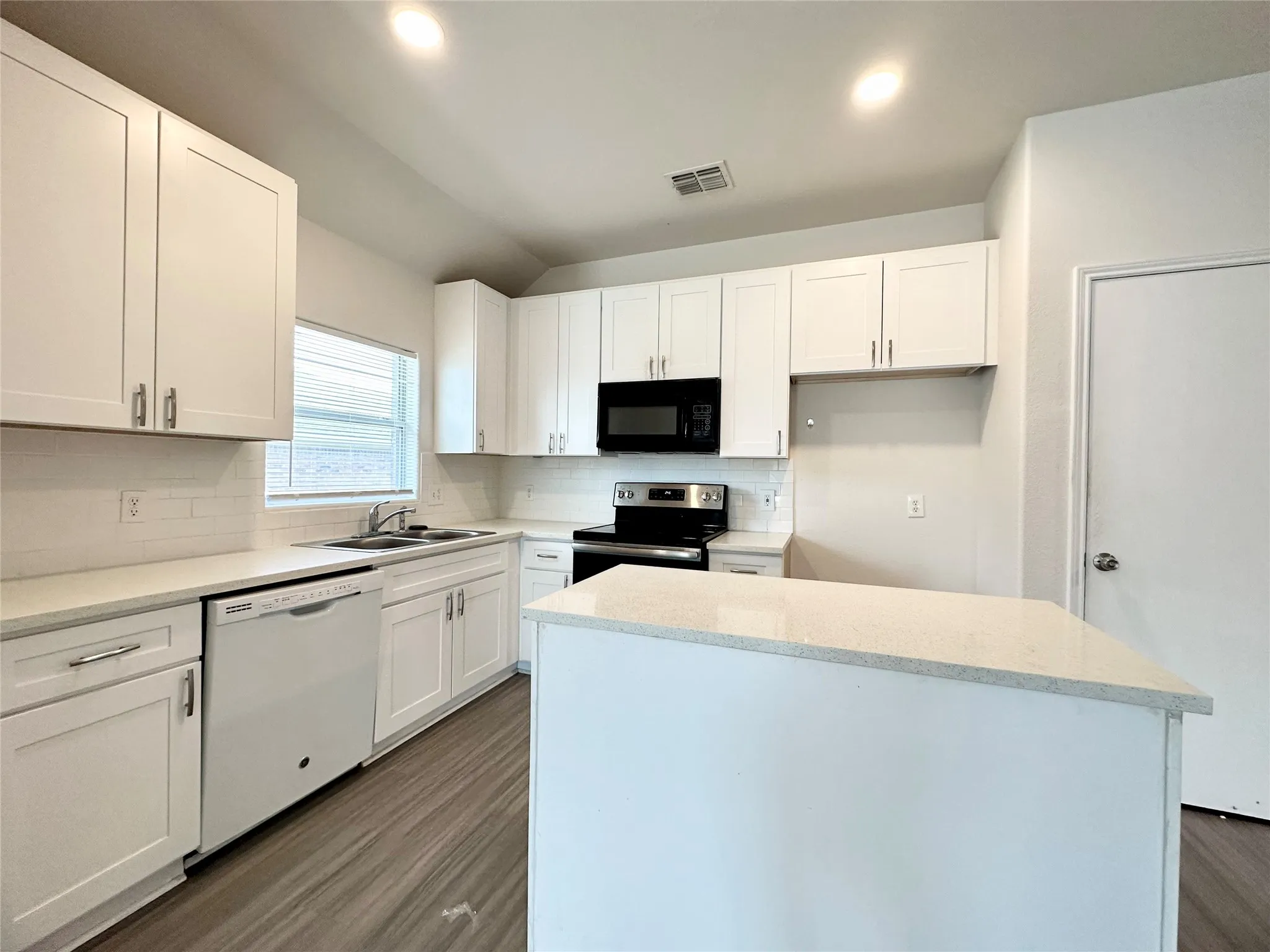 Single Family Residence For Rent in Collin County , 2805 Arabian Lane, Celina, Texas 75009, 3 Bedroom, 2 Bathroom, 2 Garage spaces, 2,037 Sqft, built in 2005, mls#21372746, Real Estate Agent in Celina, Homes For Rent in Collin county, Homes For Rent in Celina, Realtor in Celina Texas, Real Estate Brokerage Independent Realty Texas, Luminita Cordes Realtor
