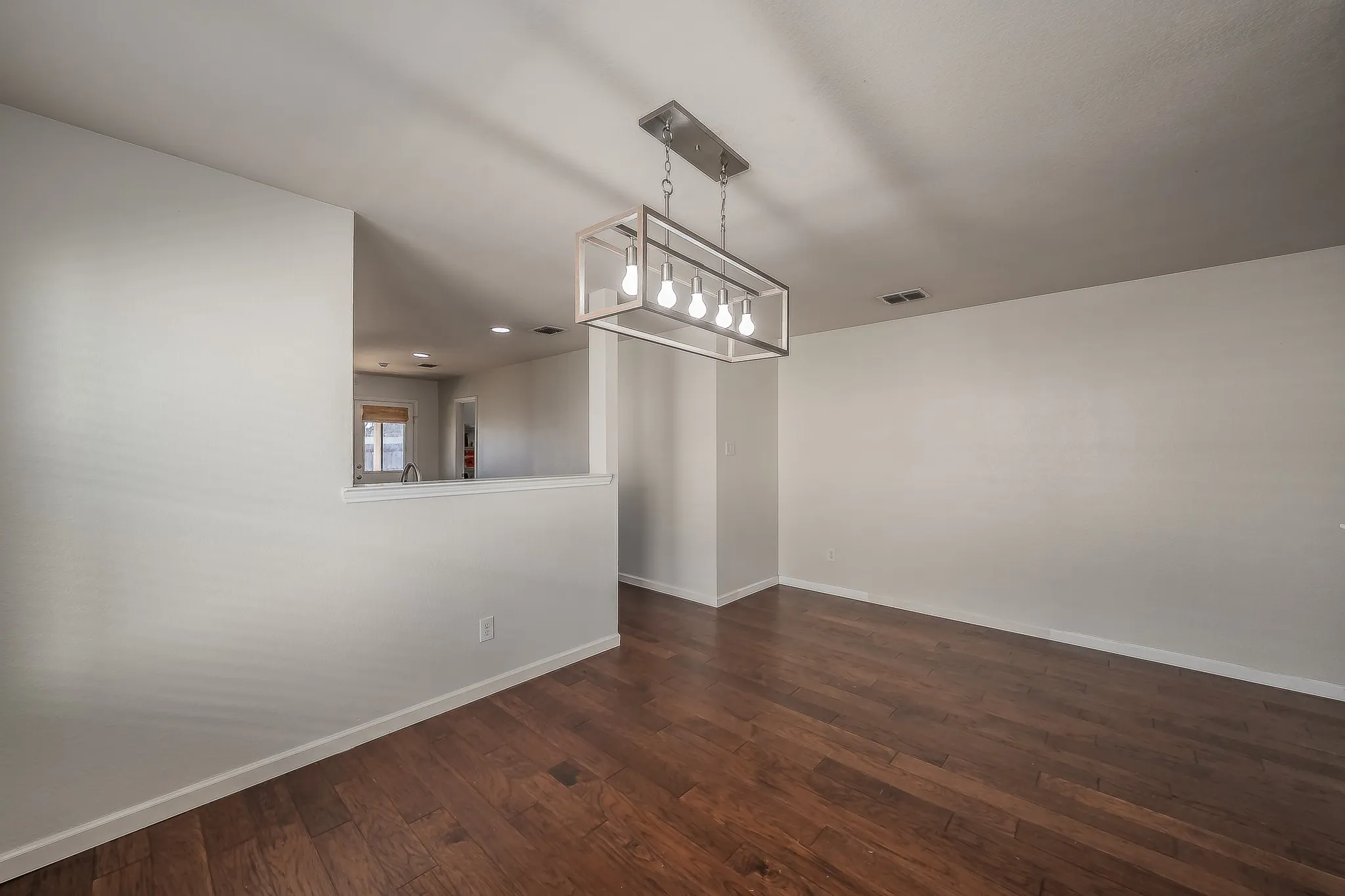 Single Family Residence For Sale in Denton County , 6601 Longleaf Lane, Denton, Texas 76210, 3 Bedroom, 2 Bathroom, 2 Garage spaces, 1,868 Sqft, built in 2007, mls#21372627, Real Estate Agent in Denton, Homes For Sale in Denton county, Homes For Sale in Denton, Realtor in Denton Texas, Real Estate Brokerage Independent Realty Texas, Luminita Cordes Realtor