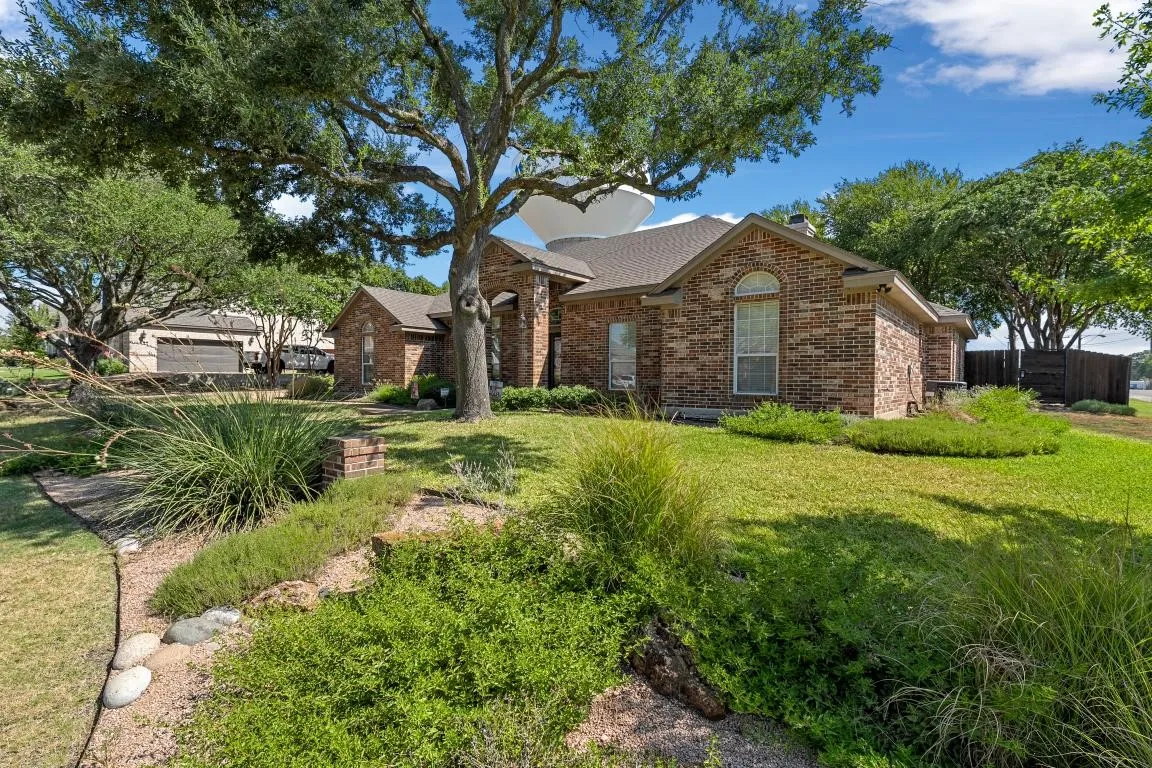 Single Family Residence For Sale in Mc Lennan County , 2324 Paddington Way, Waco, Texas 76655, 4 Bedroom, 3 Bathroom, 4 Garage spaces, 2,654 Sqft, built in 2000, mls#21372176, Real Estate Agent in Waco, Homes For Sale in Mc Lennan county, Homes For Sale in Waco, Realtor in Waco Texas, Real Estate Brokerage Independent Realty Texas, Luminita Cordes Realtor