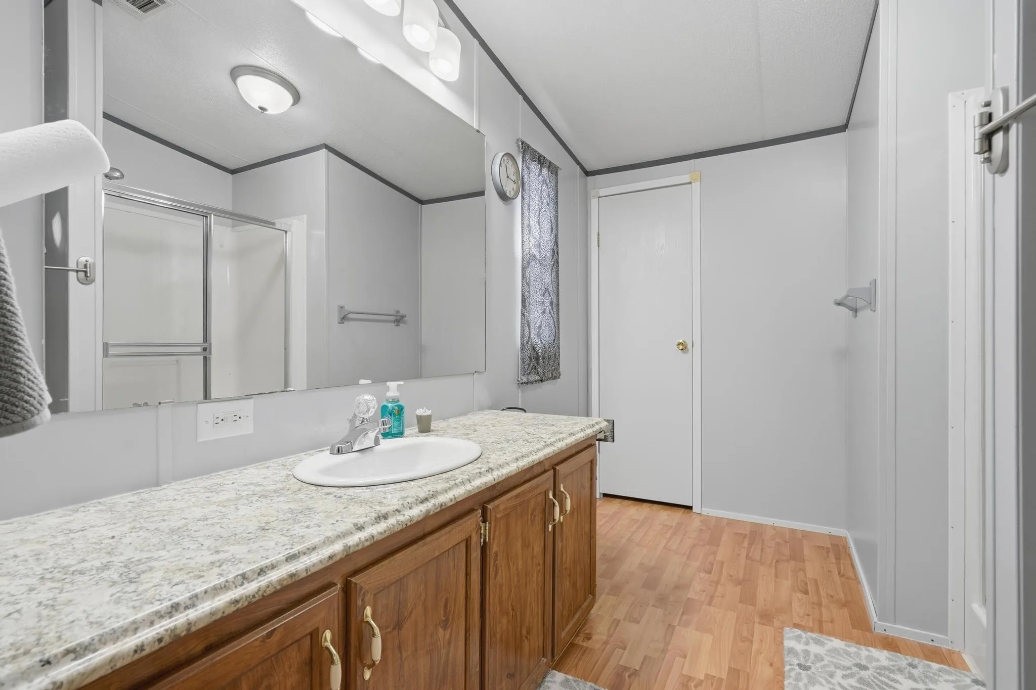 En suite for main bedroom.