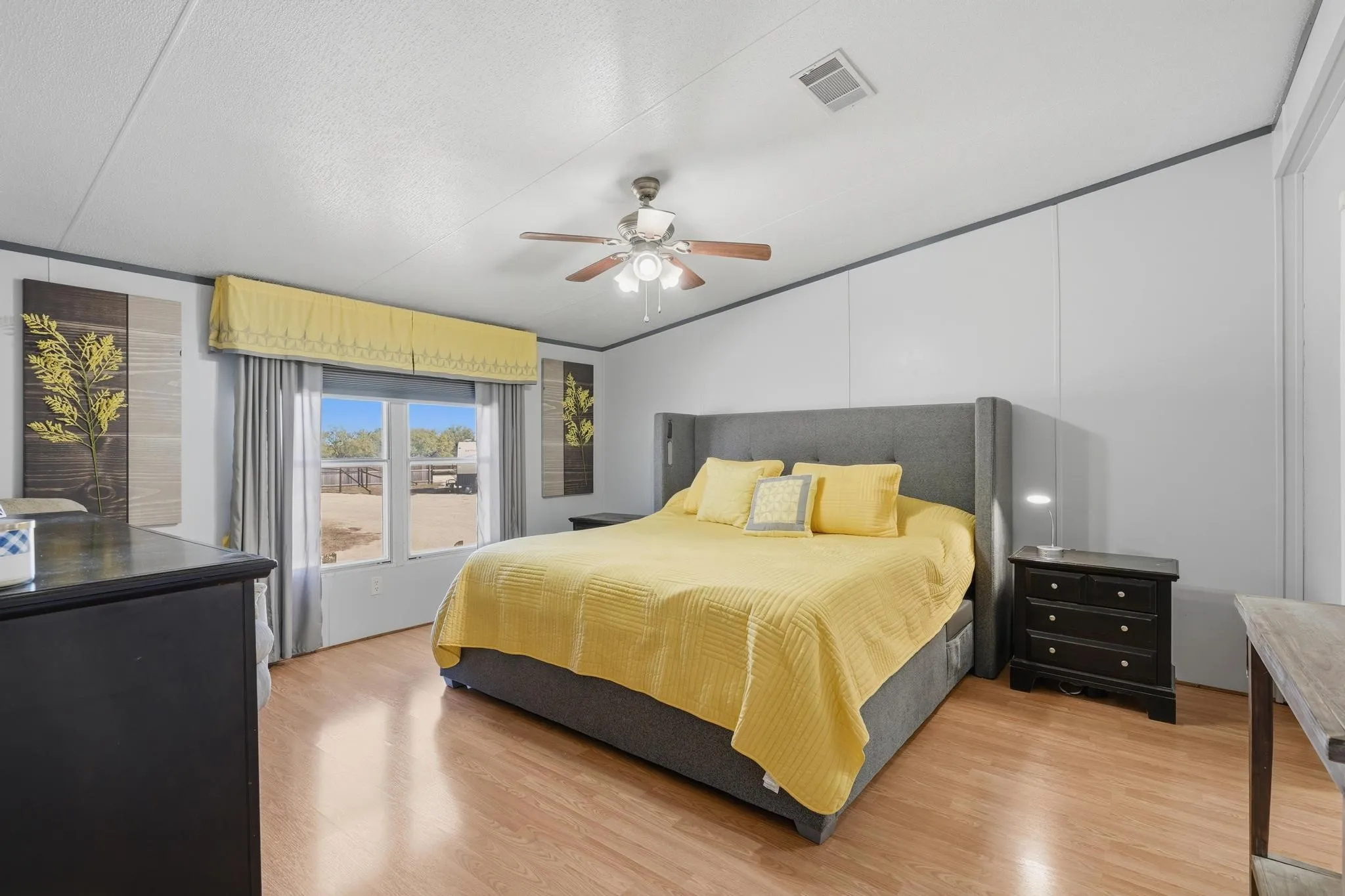 Main bedroom with en suite.