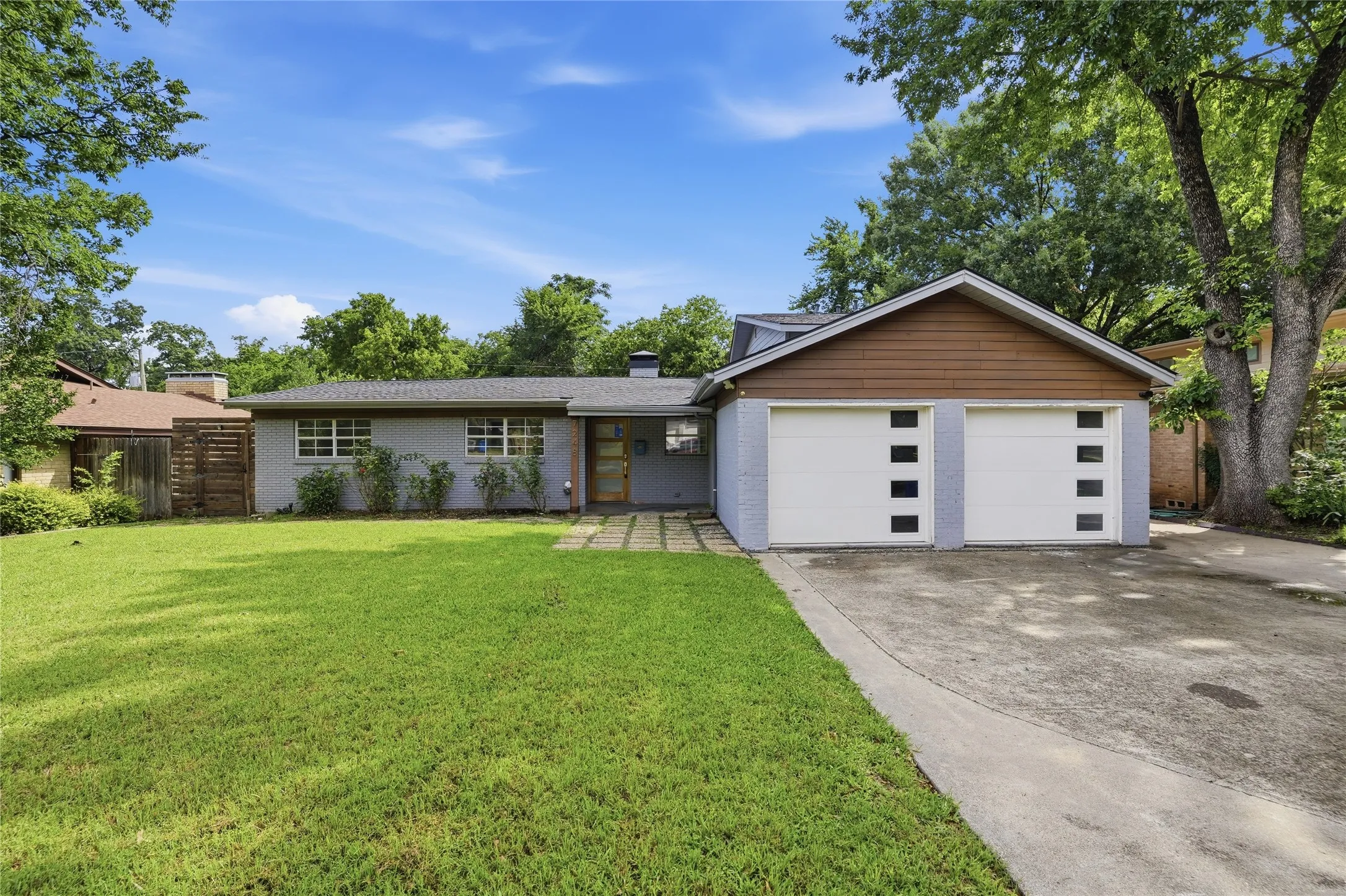 Single Family Residence For Sale in Dallas County , 7248 Walling Lane, Dallas, Texas 75231, 4 Bedroom, 4 Bathroom, 2 Garage spaces, 2,116 Sqft, built in 1955, mls#21372057, Real Estate Agent in Dallas, Homes For Sale in Dallas county, Homes For Sale in Dallas, Realtor in Dallas Texas, Real Estate Brokerage Independent Realty Texas, Luminita Cordes Realtor
