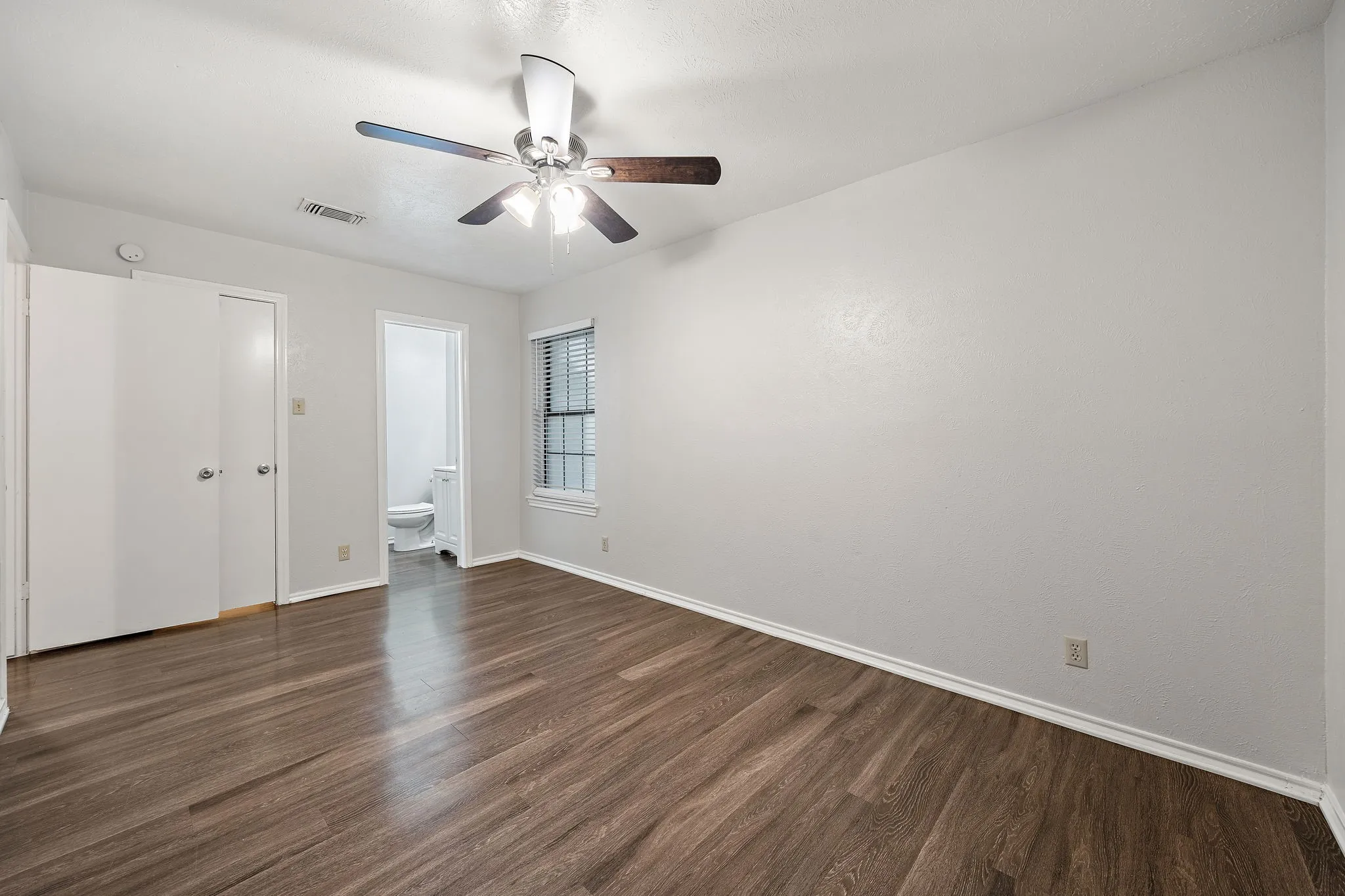 Single Family Residence For Rent in Denton County , 1108 N Elm Street 10, Denton, Texas 76201, 2 Bedroom, 2 Bathroom, Garage spaces, 900 Sqft, built in 1968, mls#21364457, Real Estate Agent in Denton, Homes For Rent in Denton county, Homes For Rent in Denton, Realtor in Denton Texas, Real Estate Brokerage Independent Realty Texas, Luminita Cordes Realtor