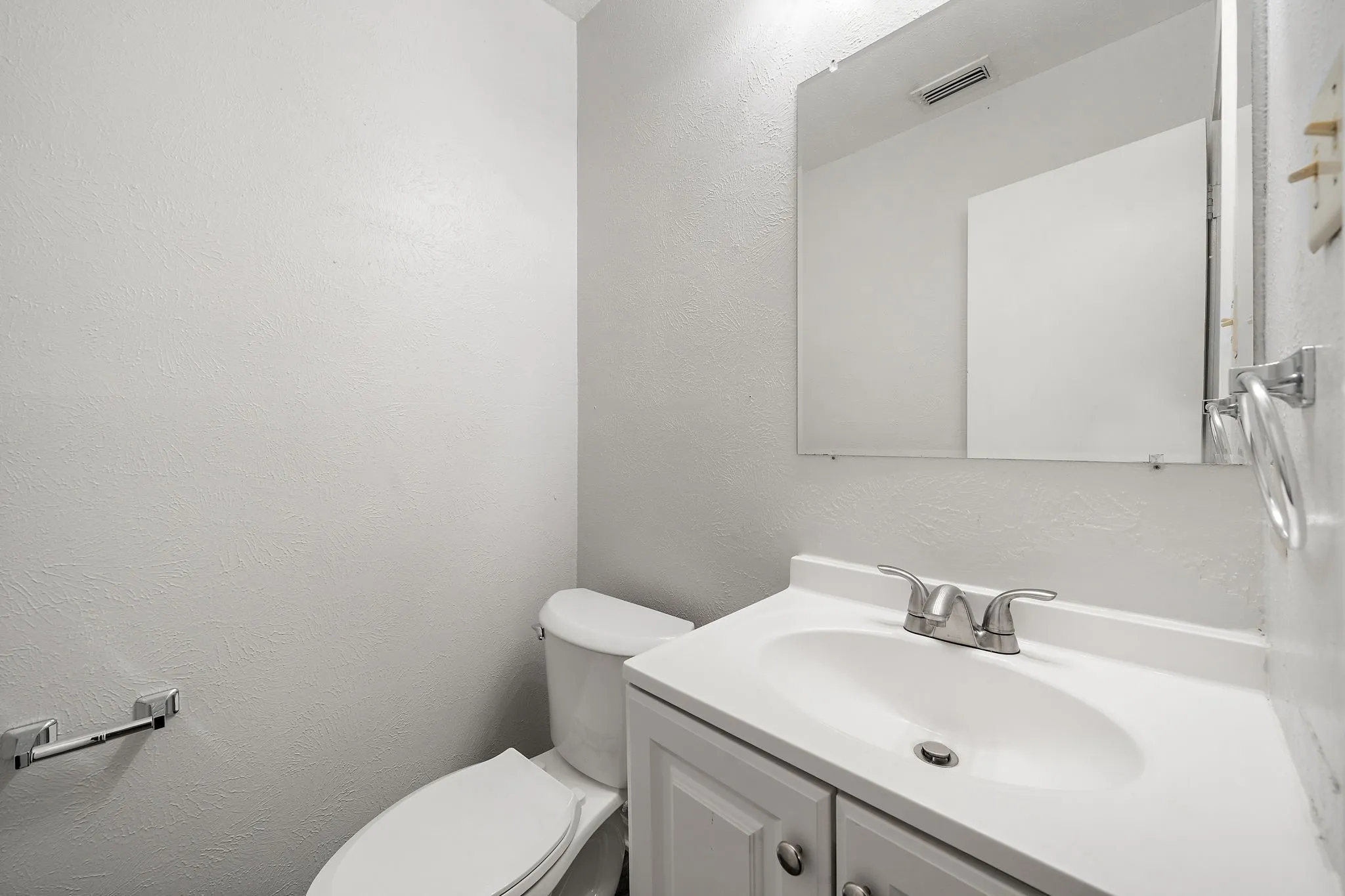 Single Family Residence For Rent in Denton County , 1108 N Elm Street 10, Denton, Texas 76201, 2 Bedroom, 2 Bathroom, Garage spaces, 900 Sqft, built in 1968, mls#21364457, Real Estate Agent in Denton, Homes For Rent in Denton county, Homes For Rent in Denton, Realtor in Denton Texas, Real Estate Brokerage Independent Realty Texas, Luminita Cordes Realtor