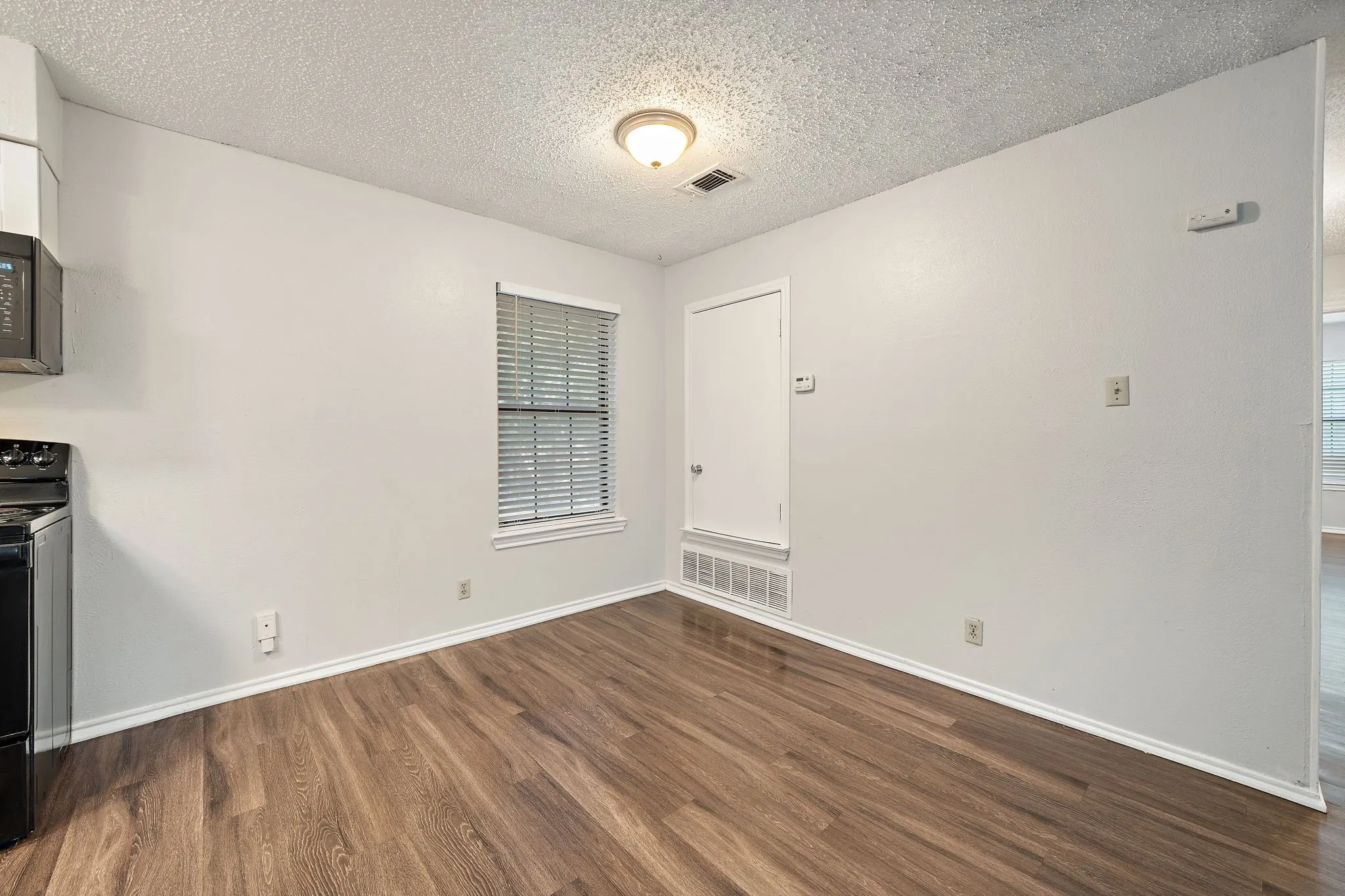 Single Family Residence For Rent in Denton County , 1108 N Elm Street 10, Denton, Texas 76201, 2 Bedroom, 2 Bathroom, Garage spaces, 900 Sqft, built in 1968, mls#21364457, Real Estate Agent in Denton, Homes For Rent in Denton county, Homes For Rent in Denton, Realtor in Denton Texas, Real Estate Brokerage Independent Realty Texas, Luminita Cordes Realtor