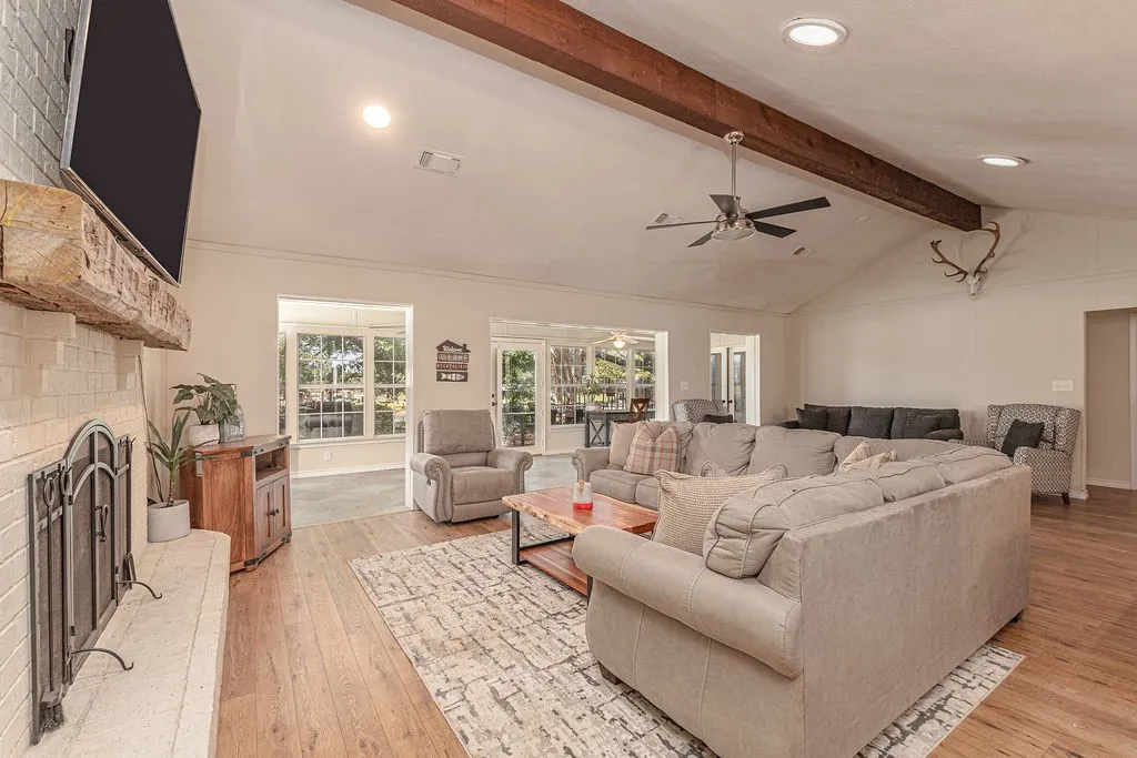 Single Family Residence For Sale in Henderson County , 542 Arrowwood Beach Road, Trinidad, Texas 75163, 3 Bedroom, 2 Bathroom, 2 Garage spaces, 1,708 Sqft, built in 1978, mls#21372578, Real Estate Agent in Trinidad, Homes For Sale in Henderson county, Homes For Sale in Trinidad, Realtor in Trinidad Texas, Real Estate Brokerage Independent Realty Texas, Luminita Cordes Realtor