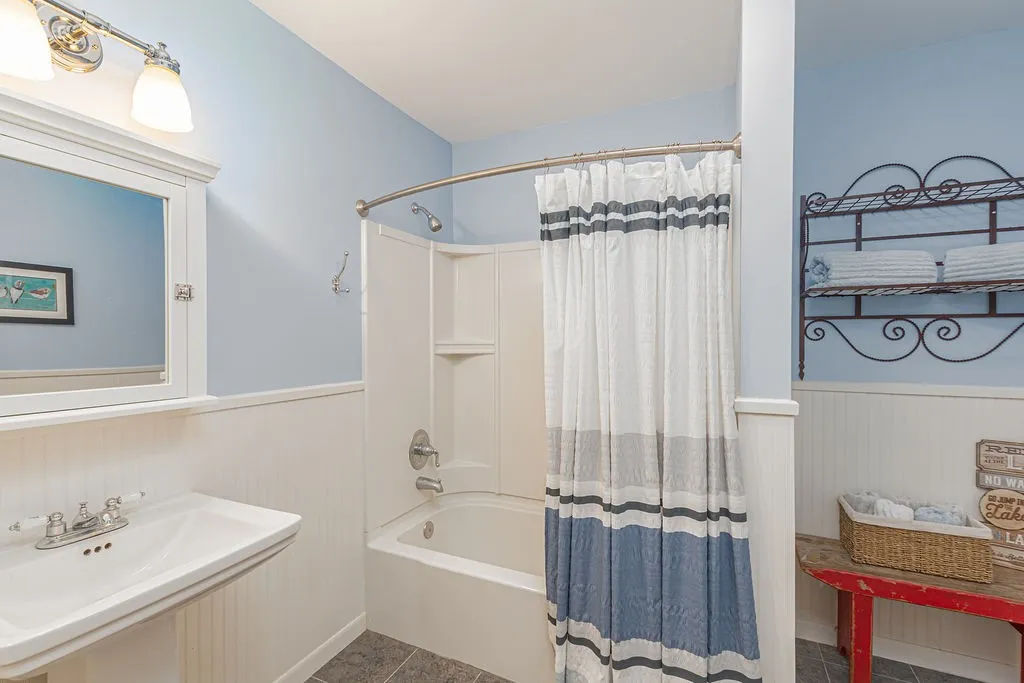 Single Family Residence For Sale in Henderson County , 542 Arrowwood Beach Road, Trinidad, Texas 75163, 3 Bedroom, 2 Bathroom, 2 Garage spaces, 1,708 Sqft, built in 1978, mls#21372578, Real Estate Agent in Trinidad, Homes For Sale in Henderson county, Homes For Sale in Trinidad, Realtor in Trinidad Texas, Real Estate Brokerage Independent Realty Texas, Luminita Cordes Realtor