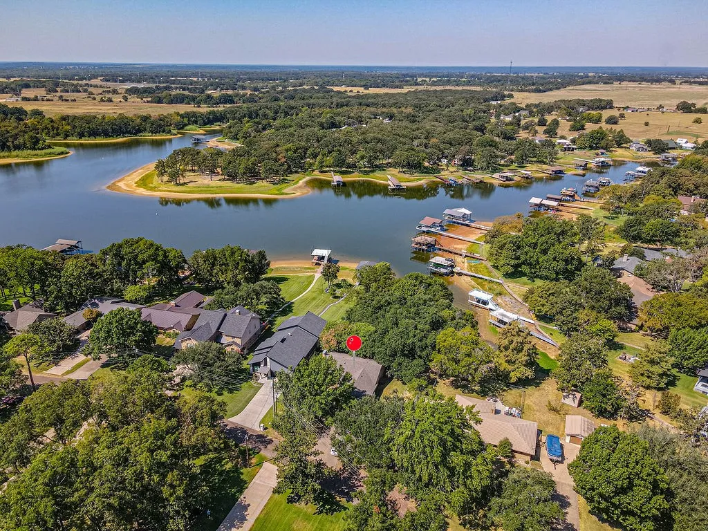 Single Family Residence For Sale in Henderson County , 542 Arrowwood Beach Road, Trinidad, Texas 75163, 3 Bedroom, 2 Bathroom, 2 Garage spaces, 1,708 Sqft, built in 1978, mls#21372578, Real Estate Agent in Trinidad, Homes For Sale in Henderson county, Homes For Sale in Trinidad, Realtor in Trinidad Texas, Real Estate Brokerage Independent Realty Texas, Luminita Cordes Realtor