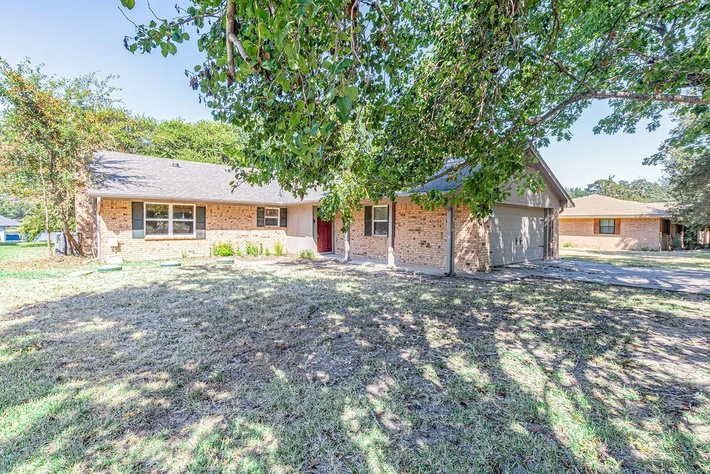 Single Family Residence For Sale in Henderson County , 542 Arrowwood Beach Road, Trinidad, Texas 75163, 3 Bedroom, 2 Bathroom, 2 Garage spaces, 1,708 Sqft, built in 1978, mls#21372578, Real Estate Agent in Trinidad, Homes For Sale in Henderson county, Homes For Sale in Trinidad, Realtor in Trinidad Texas, Real Estate Brokerage Independent Realty Texas, Luminita Cordes Realtor