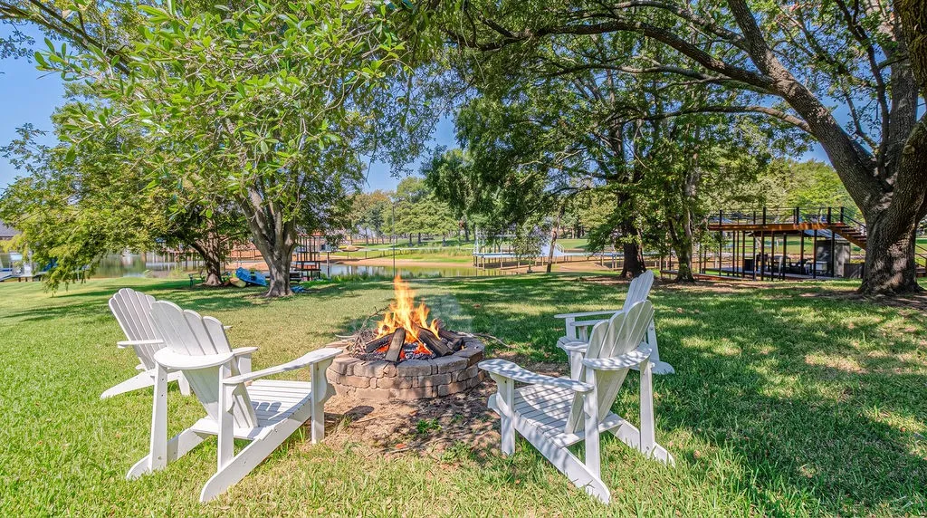 Single Family Residence For Sale in Henderson County , 542 Arrowwood Beach Road, Trinidad, Texas 75163, 3 Bedroom, 2 Bathroom, 2 Garage spaces, 1,708 Sqft, built in 1978, mls#21372578, Real Estate Agent in Trinidad, Homes For Sale in Henderson county, Homes For Sale in Trinidad, Realtor in Trinidad Texas, Real Estate Brokerage Independent Realty Texas, Luminita Cordes Realtor