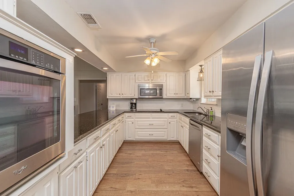 Single Family Residence For Sale in Henderson County , 542 Arrowwood Beach Road, Trinidad, Texas 75163, 3 Bedroom, 2 Bathroom, 2 Garage spaces, 1,708 Sqft, built in 1978, mls#21372578, Real Estate Agent in Trinidad, Homes For Sale in Henderson county, Homes For Sale in Trinidad, Realtor in Trinidad Texas, Real Estate Brokerage Independent Realty Texas, Luminita Cordes Realtor