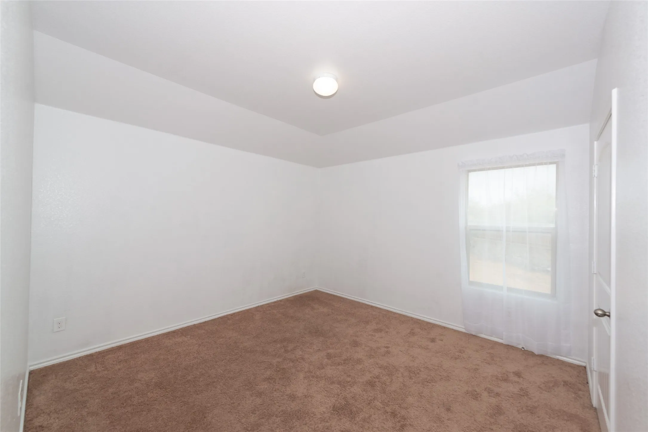 Recessed ceiling light fixture