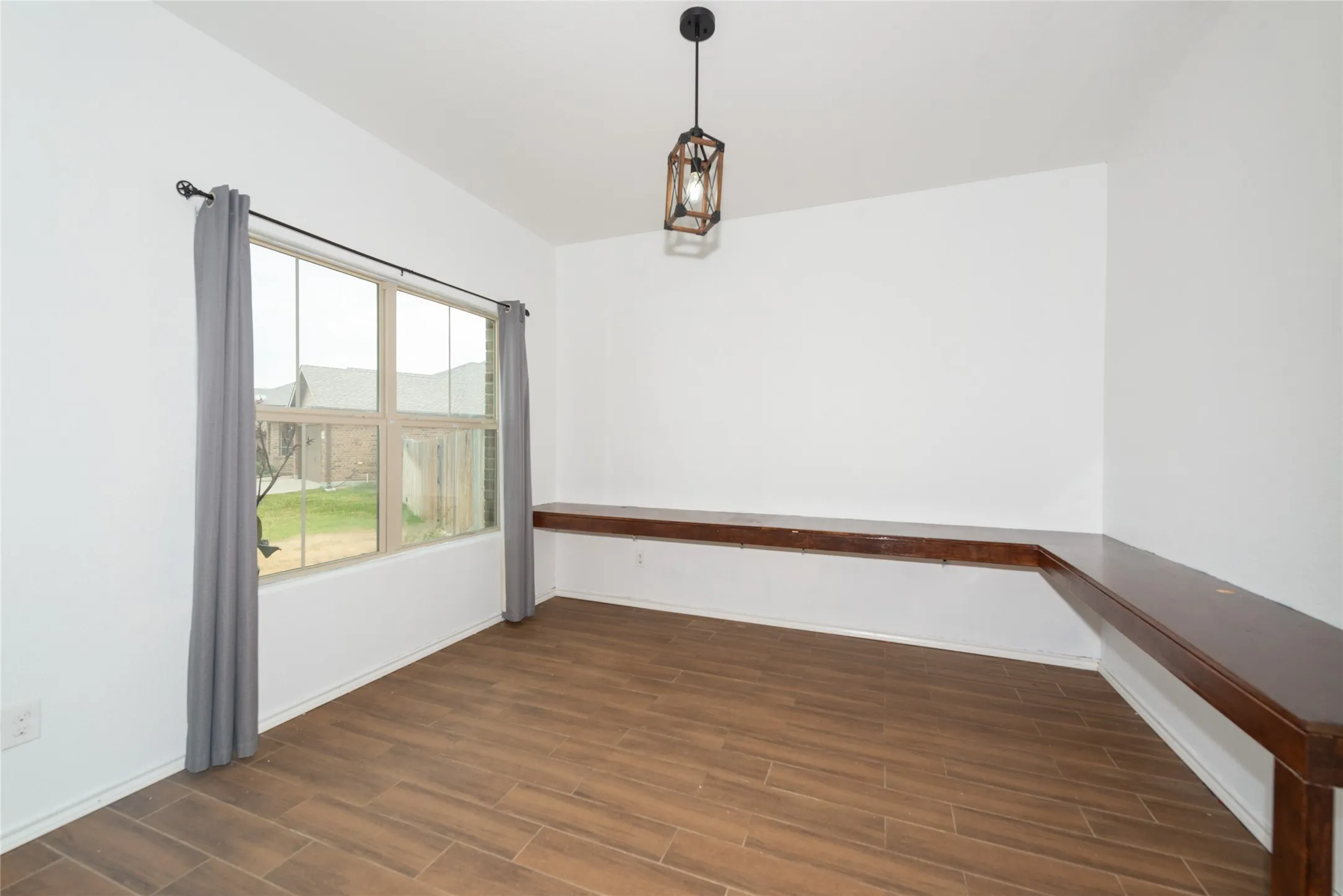Single Family Residence For Sale in Denton County , 324 Fairgrounds Lane, Ponder, Texas 76259, 4 Bedroom, 3 Bathroom, 2 Garage spaces, 2,450 Sqft, built in 2017, mls#21372792, Real Estate Agent in Ponder, Homes For Sale in Denton county, Homes For Sale in Ponder, Realtor in Ponder Texas, Real Estate Brokerage Independent Realty Texas, Luminita Cordes Realtor