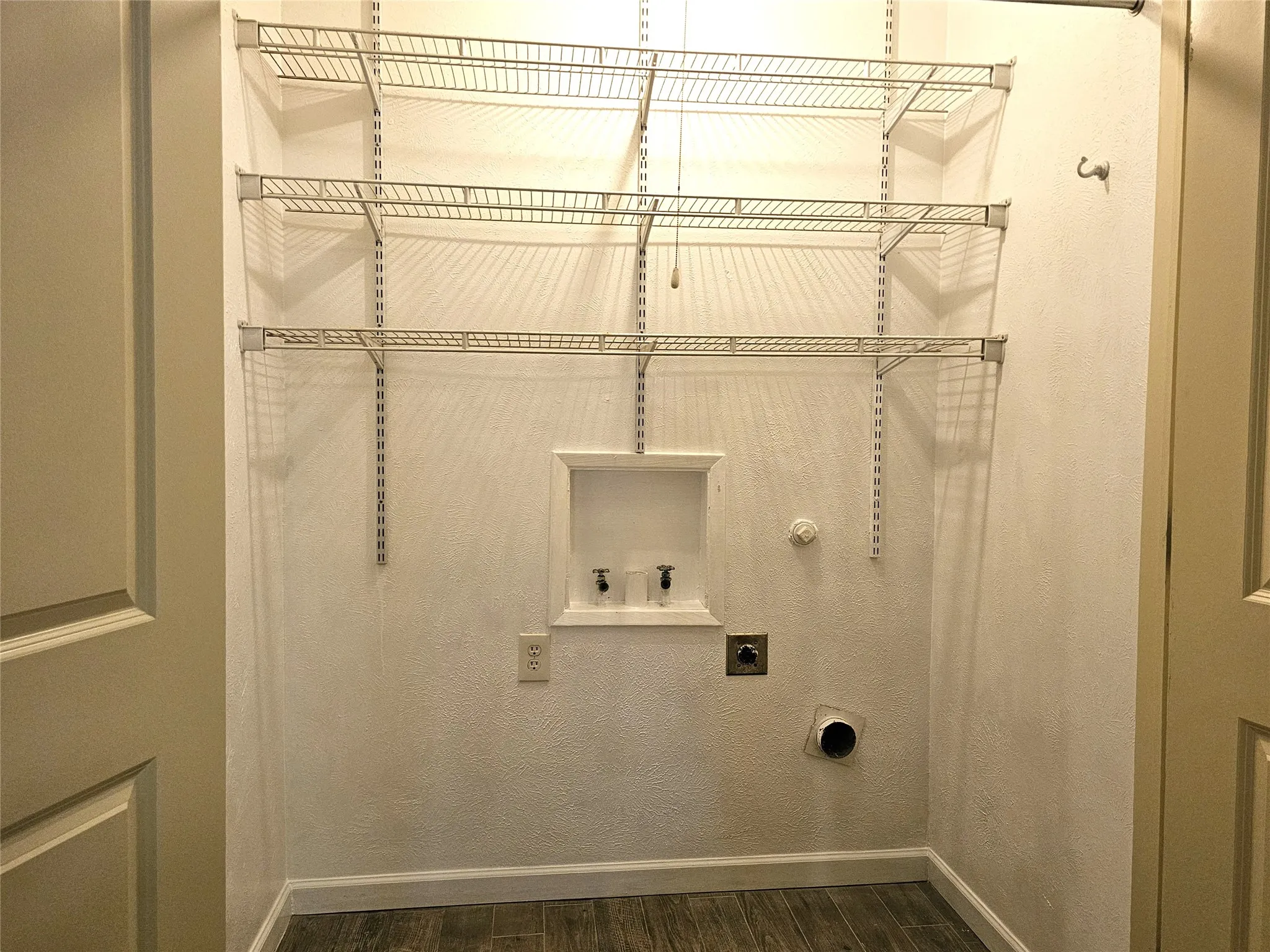 Single Family Residence For Rent in Collin County , 925 Whitehall Drive, Plano, Texas 75023, 3 Bedroom, 2 Bathroom, 2 Garage spaces, 1,440 Sqft, built in 1975, mls#21372784, Real Estate Agent in Plano, Homes For Rent in Collin county, Homes For Rent in Plano, Realtor in Plano Texas, Real Estate Brokerage Independent Realty Texas, Luminita Cordes Realtor