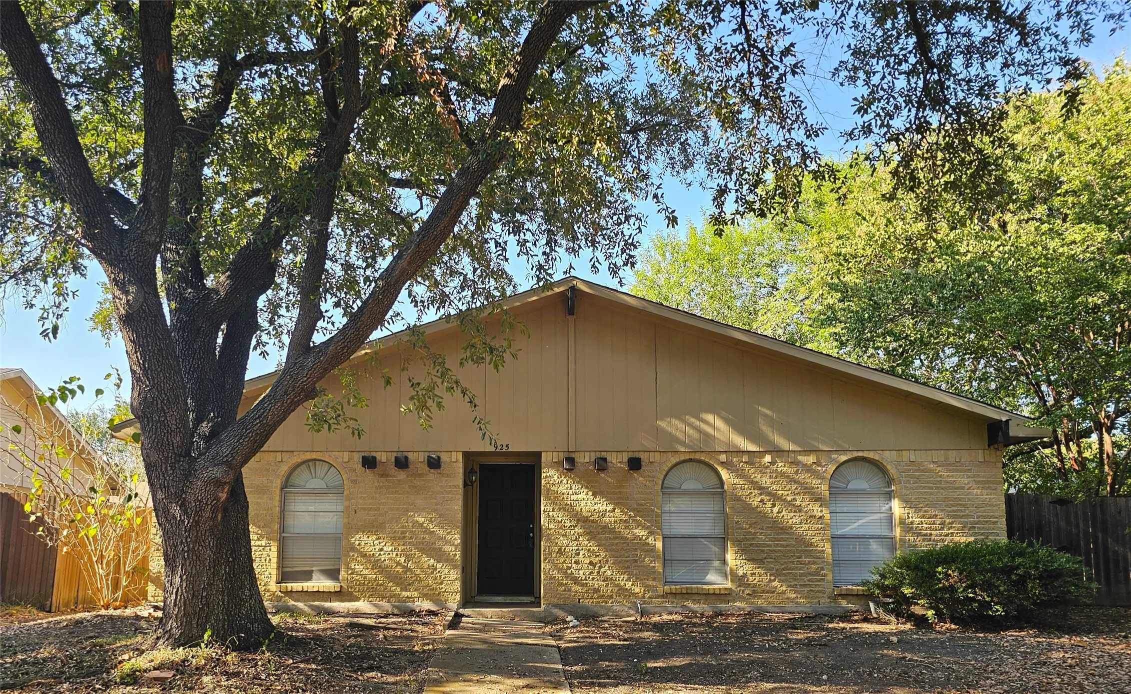 Single Family Residence For Rent in Collin County , 925 Whitehall Drive, Plano, Texas 75023, 3 Bedroom, 2 Bathroom, 2 Garage spaces, 1,440 Sqft, built in 1975, mls#21372784, Real Estate Agent in Plano, Homes For Rent in Collin county, Homes For Rent in Plano, Realtor in Plano Texas, Real Estate Brokerage Independent Realty Texas, Luminita Cordes Realtor