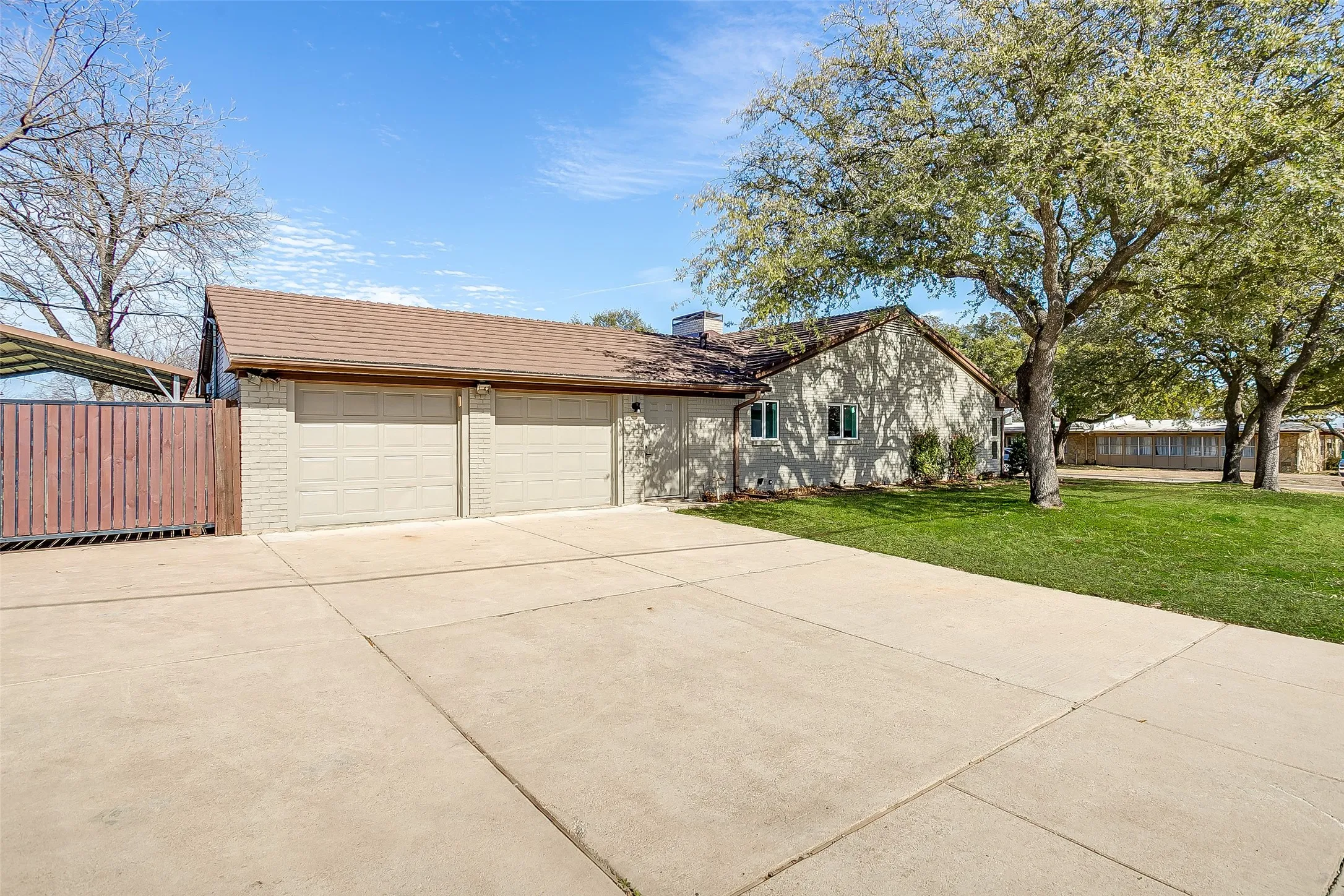 Single Family Residence For Sale in Tarrant County , 6940 Bal Lake Drive, Fort Worth, Texas 76116, 3 Bedroom, 2 Bathroom, 2 Garage spaces, 2,343 Sqft, built in 1966, mls#21367645, Real Estate Agent in Fort Worth, Homes For Sale in Tarrant county, Homes For Sale in Fort Worth, Realtor in Fort Worth Texas, Real Estate Brokerage Independent Realty Texas, Luminita Cordes Realtor