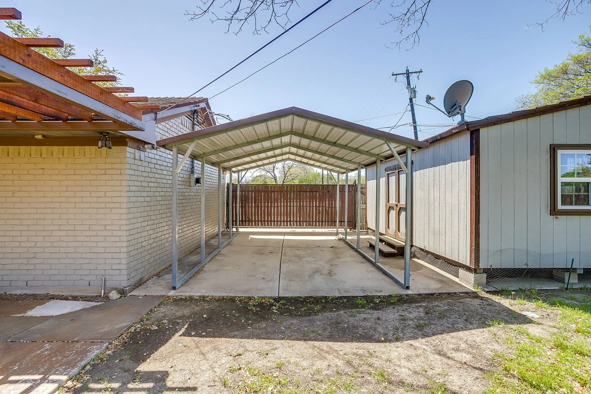 Single Family Residence For Sale in Tarrant County , 6940 Bal Lake Drive, Fort Worth, Texas 76116, 3 Bedroom, 2 Bathroom, 2 Garage spaces, 2,343 Sqft, built in 1966, mls#21367645, Real Estate Agent in Fort Worth, Homes For Sale in Tarrant county, Homes For Sale in Fort Worth, Realtor in Fort Worth Texas, Real Estate Brokerage Independent Realty Texas, Luminita Cordes Realtor