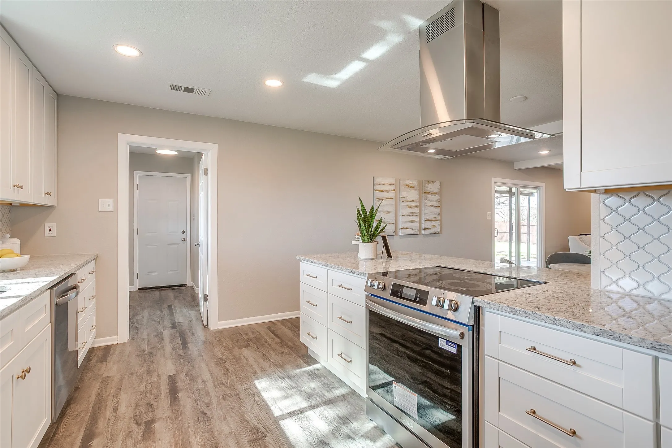 Single Family Residence For Sale in Tarrant County , 6940 Bal Lake Drive, Fort Worth, Texas 76116, 3 Bedroom, 2 Bathroom, 2 Garage spaces, 2,343 Sqft, built in 1966, mls#21367645, Real Estate Agent in Fort Worth, Homes For Sale in Tarrant county, Homes For Sale in Fort Worth, Realtor in Fort Worth Texas, Real Estate Brokerage Independent Realty Texas, Luminita Cordes Realtor