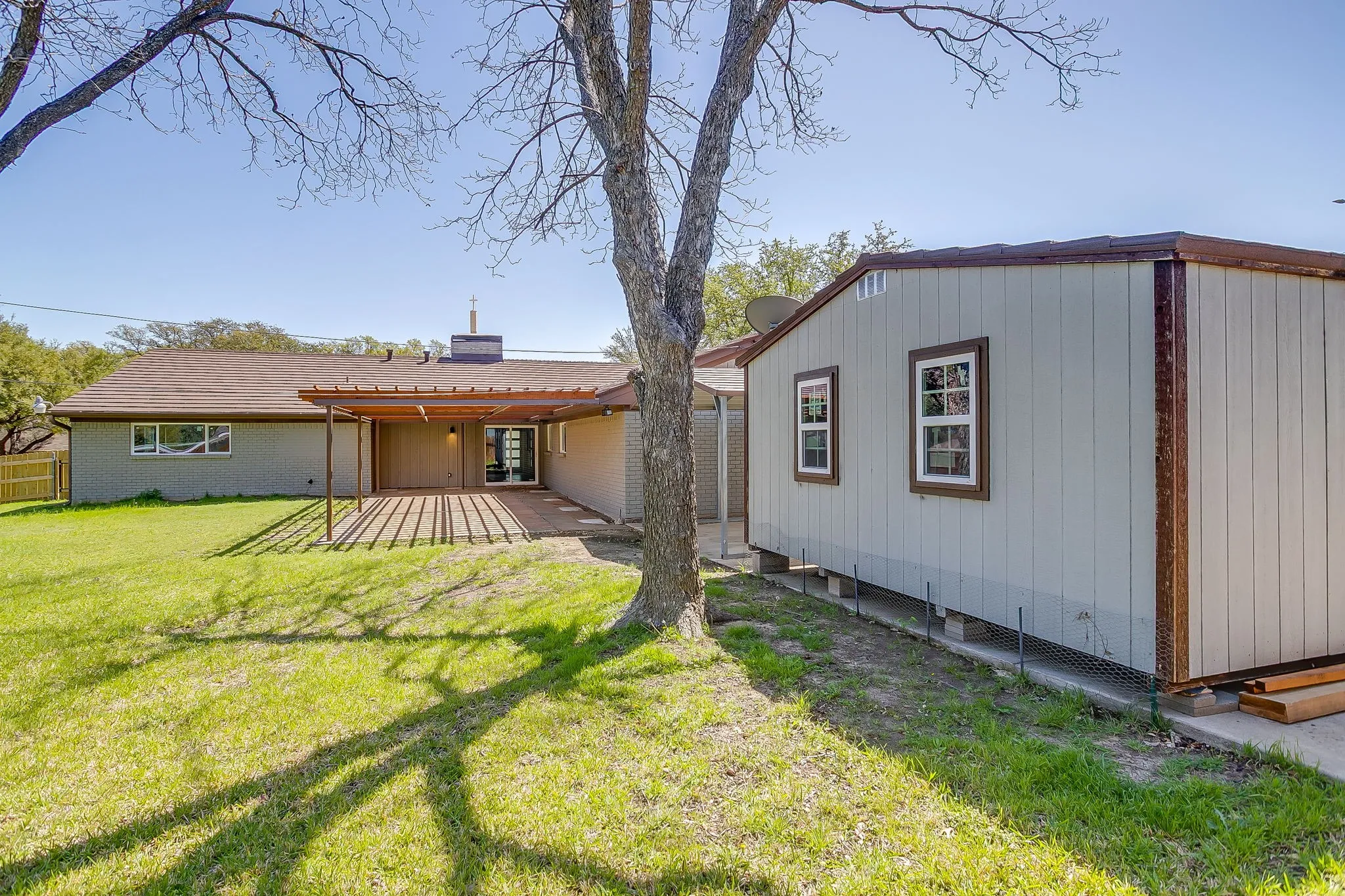 Single Family Residence For Sale in Tarrant County , 6940 Bal Lake Drive, Fort Worth, Texas 76116, 3 Bedroom, 2 Bathroom, 2 Garage spaces, 2,343 Sqft, built in 1966, mls#21367645, Real Estate Agent in Fort Worth, Homes For Sale in Tarrant county, Homes For Sale in Fort Worth, Realtor in Fort Worth Texas, Real Estate Brokerage Independent Realty Texas, Luminita Cordes Realtor
