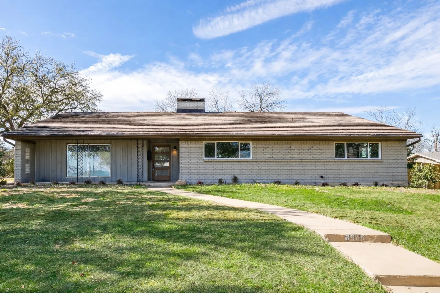 Single Family Residence For Sale in Tarrant County , 6940 Bal Lake Drive, Fort Worth, Texas 76116, 3 Bedroom, 2 Bathroom, 2 Garage spaces, 2,343 Sqft, built in 1966, mls#21367645, Real Estate Agent in Fort Worth, Homes For Sale in Tarrant county, Homes For Sale in Fort Worth, Realtor in Fort Worth Texas, Real Estate Brokerage Independent Realty Texas, Luminita Cordes Realtor