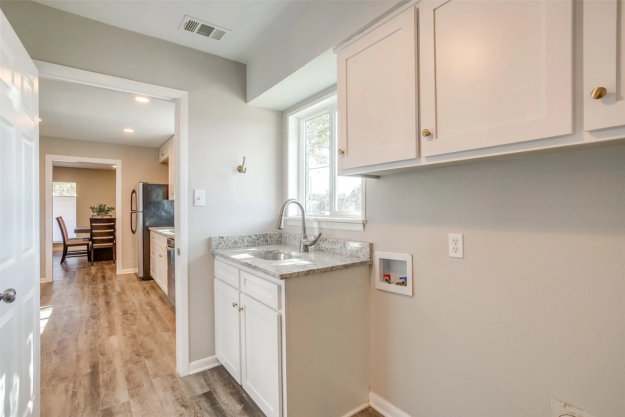 Single Family Residence For Sale in Tarrant County , 6940 Bal Lake Drive, Fort Worth, Texas 76116, 3 Bedroom, 2 Bathroom, 2 Garage spaces, 2,343 Sqft, built in 1966, mls#21367645, Real Estate Agent in Fort Worth, Homes For Sale in Tarrant county, Homes For Sale in Fort Worth, Realtor in Fort Worth Texas, Real Estate Brokerage Independent Realty Texas, Luminita Cordes Realtor