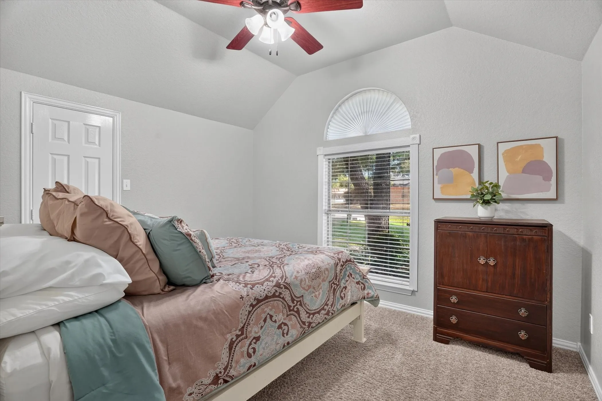 Single Family Residence For Sale in Hood County , 9216 Hanging Moss Drive, Granbury, Texas 76049, 4 Bedroom, 2 Bathroom, 3 Garage spaces, 2,176 Sqft, built in 1999, mls#21368250, Real Estate Agent in Granbury, Homes For Sale in Hood county, Homes For Sale in Granbury, Realtor in Granbury Texas, Real Estate Brokerage Independent Realty Texas, Luminita Cordes Realtor