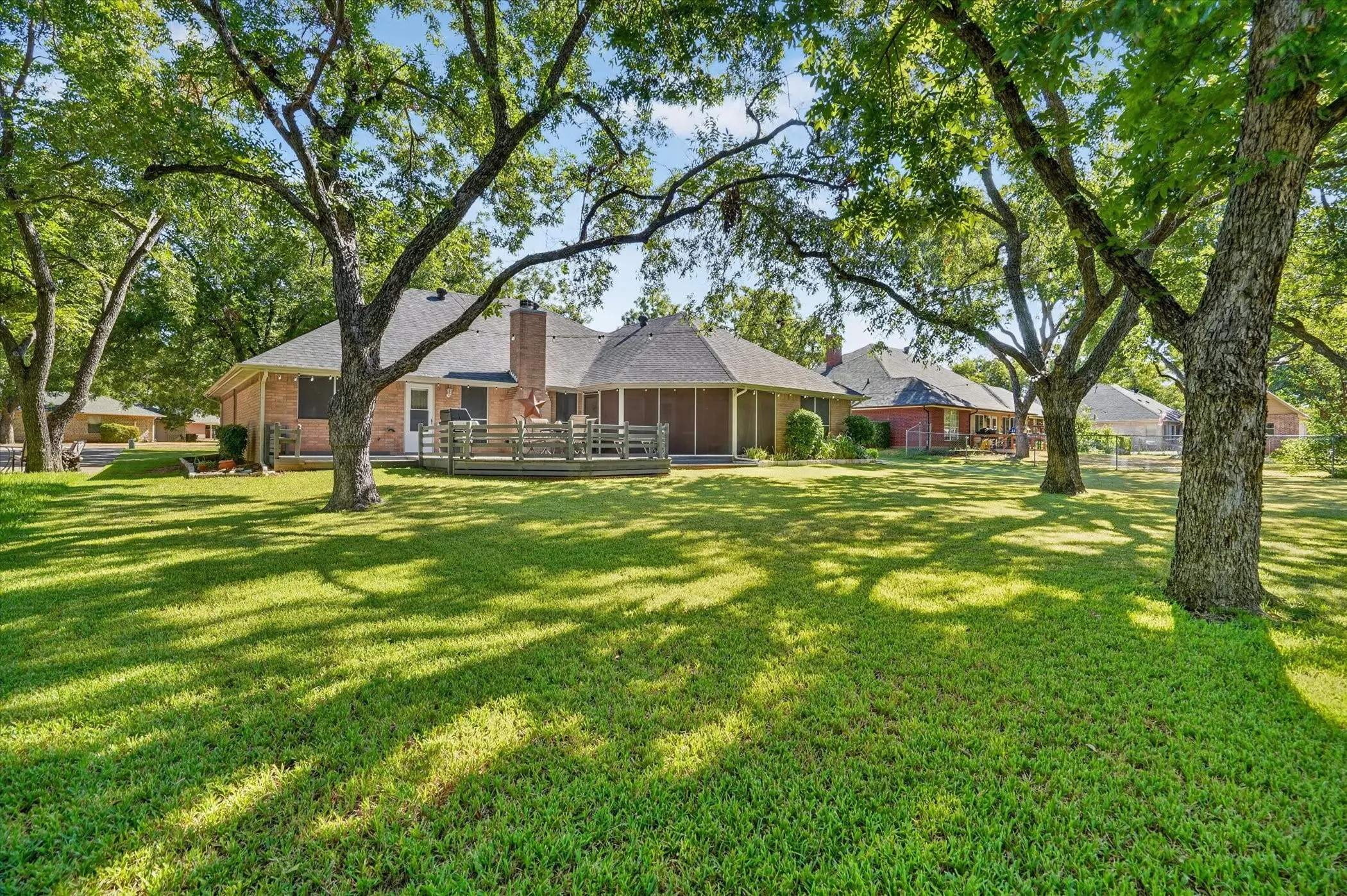 Single Family Residence For Sale in Hood County , 9216 Hanging Moss Drive, Granbury, Texas 76049, 4 Bedroom, 2 Bathroom, 3 Garage spaces, 2,176 Sqft, built in 1999, mls#21368250, Real Estate Agent in Granbury, Homes For Sale in Hood county, Homes For Sale in Granbury, Realtor in Granbury Texas, Real Estate Brokerage Independent Realty Texas, Luminita Cordes Realtor