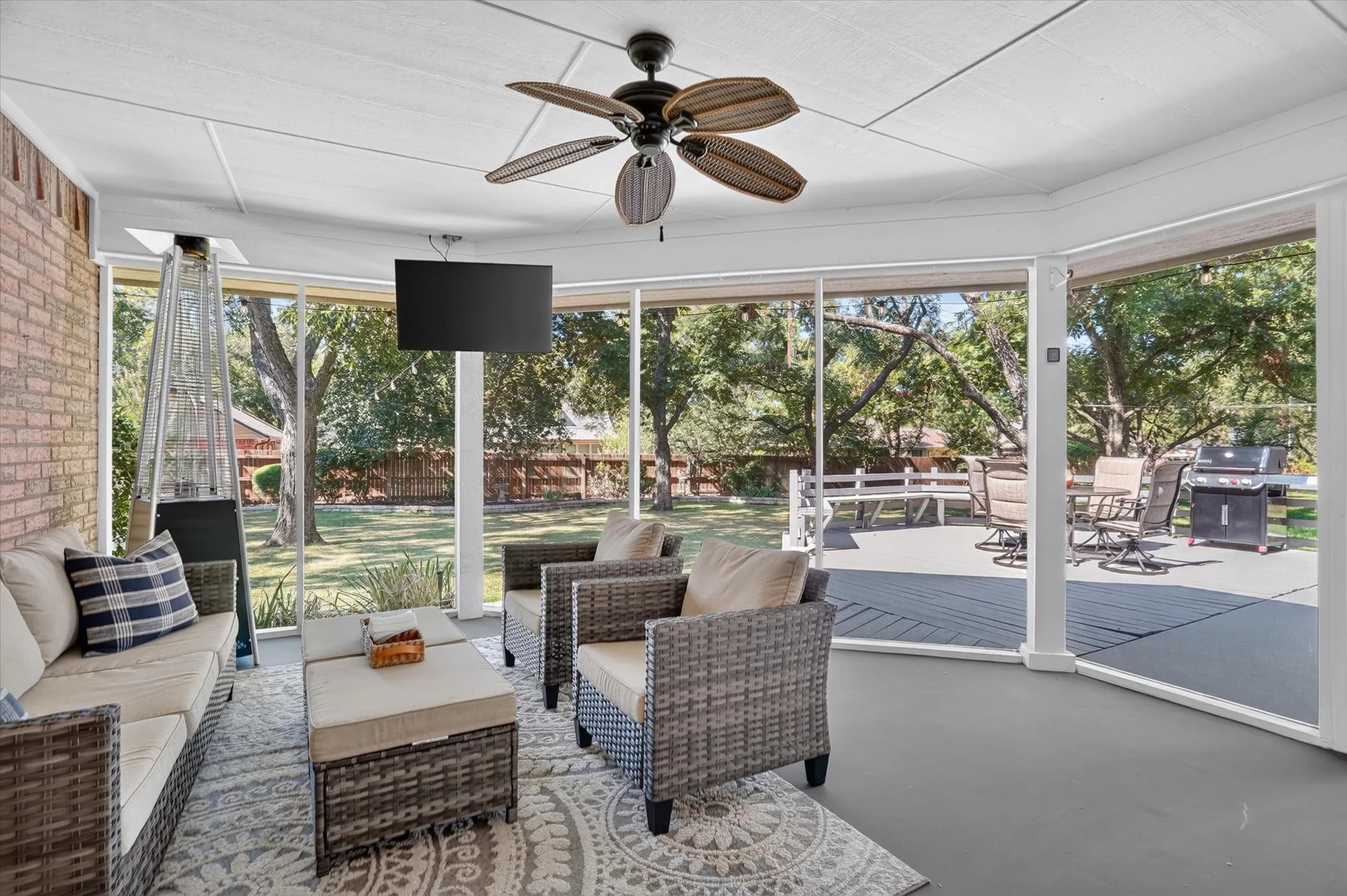Single Family Residence For Sale in Hood County , 9216 Hanging Moss Drive, Granbury, Texas 76049, 4 Bedroom, 2 Bathroom, 3 Garage spaces, 2,176 Sqft, built in 1999, mls#21368250, Real Estate Agent in Granbury, Homes For Sale in Hood county, Homes For Sale in Granbury, Realtor in Granbury Texas, Real Estate Brokerage Independent Realty Texas, Luminita Cordes Realtor