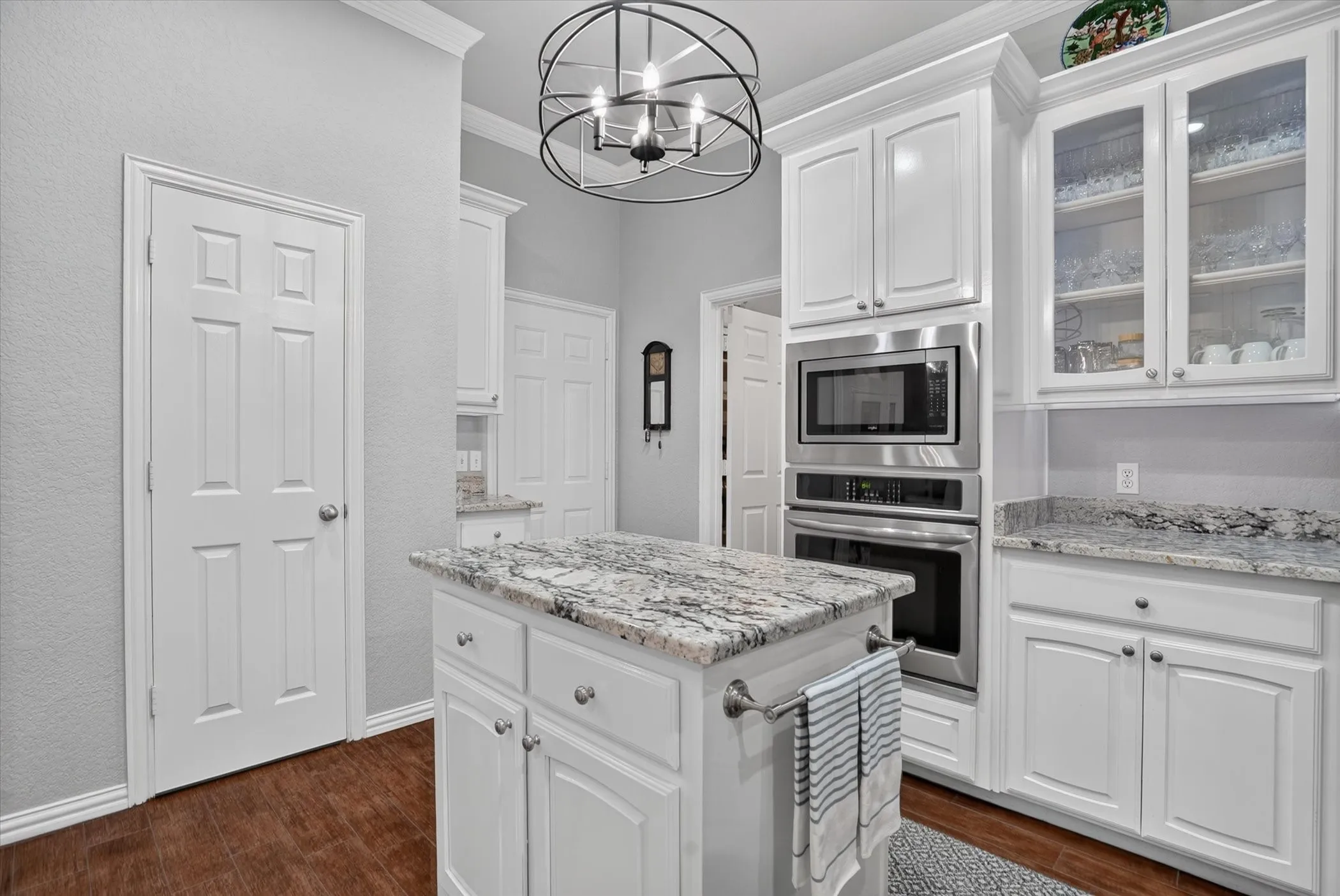 Single Family Residence For Sale in Hood County , 9216 Hanging Moss Drive, Granbury, Texas 76049, 4 Bedroom, 2 Bathroom, 3 Garage spaces, 2,176 Sqft, built in 1999, mls#21368250, Real Estate Agent in Granbury, Homes For Sale in Hood county, Homes For Sale in Granbury, Realtor in Granbury Texas, Real Estate Brokerage Independent Realty Texas, Luminita Cordes Realtor