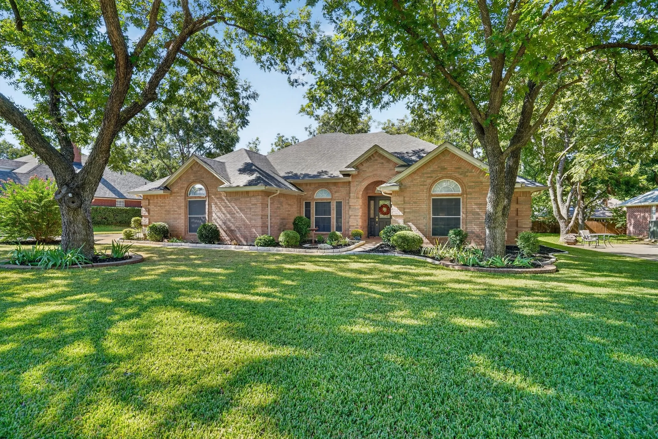Single Family Residence For Sale in Hood County , 9216 Hanging Moss Drive, Granbury, Texas 76049, 4 Bedroom, 2 Bathroom, 3 Garage spaces, 2,176 Sqft, built in 1999, mls#21368250, Real Estate Agent in Granbury, Homes For Sale in Hood county, Homes For Sale in Granbury, Realtor in Granbury Texas, Real Estate Brokerage Independent Realty Texas, Luminita Cordes Realtor