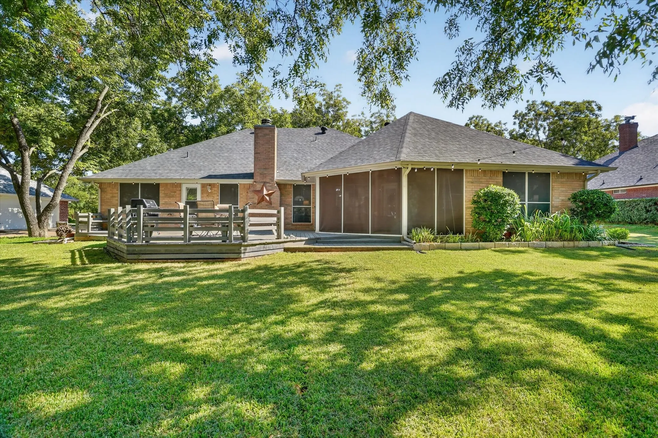 Single Family Residence For Sale in Hood County , 9216 Hanging Moss Drive, Granbury, Texas 76049, 4 Bedroom, 2 Bathroom, 3 Garage spaces, 2,176 Sqft, built in 1999, mls#21368250, Real Estate Agent in Granbury, Homes For Sale in Hood county, Homes For Sale in Granbury, Realtor in Granbury Texas, Real Estate Brokerage Independent Realty Texas, Luminita Cordes Realtor