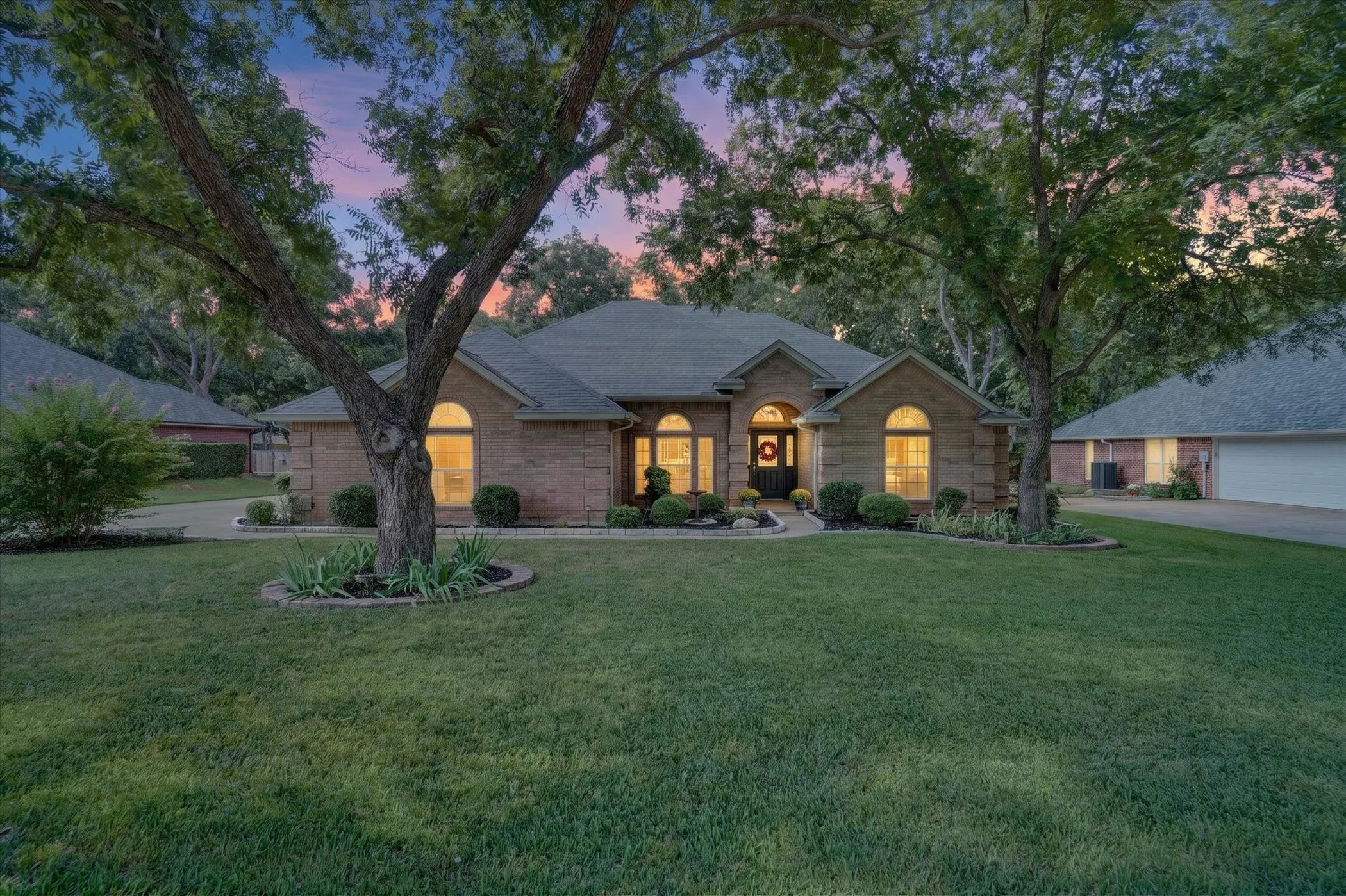 Single Family Residence For Sale in Hood County , 9216 Hanging Moss Drive, Granbury, Texas 76049, 4 Bedroom, 2 Bathroom, 3 Garage spaces, 2,176 Sqft, built in 1999, mls#21368250, Real Estate Agent in Granbury, Homes For Sale in Hood county, Homes For Sale in Granbury, Realtor in Granbury Texas, Real Estate Brokerage Independent Realty Texas, Luminita Cordes Realtor