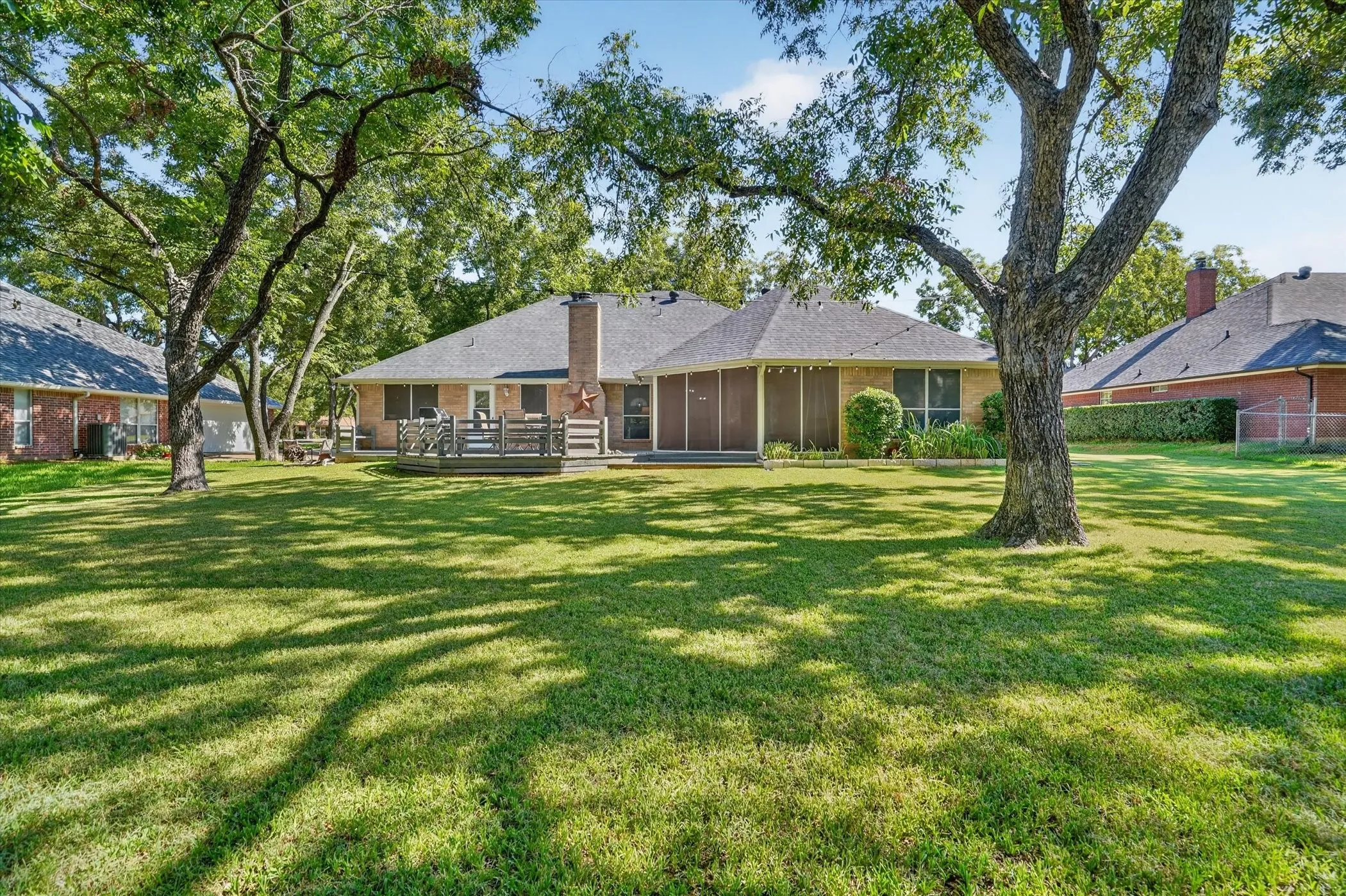 Single Family Residence For Sale in Hood County , 9216 Hanging Moss Drive, Granbury, Texas 76049, 4 Bedroom, 2 Bathroom, 3 Garage spaces, 2,176 Sqft, built in 1999, mls#21368250, Real Estate Agent in Granbury, Homes For Sale in Hood county, Homes For Sale in Granbury, Realtor in Granbury Texas, Real Estate Brokerage Independent Realty Texas, Luminita Cordes Realtor