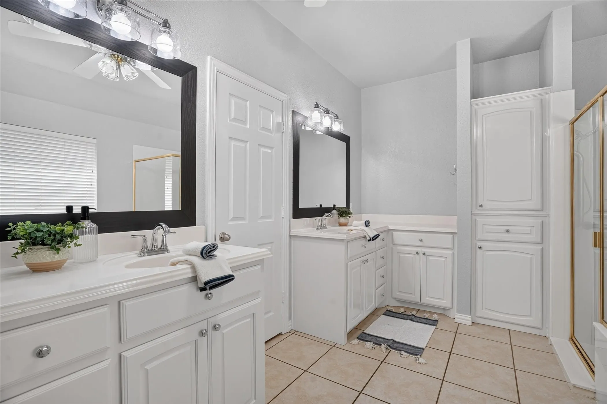 Single Family Residence For Sale in Hood County , 9216 Hanging Moss Drive, Granbury, Texas 76049, 4 Bedroom, 2 Bathroom, 3 Garage spaces, 2,176 Sqft, built in 1999, mls#21368250, Real Estate Agent in Granbury, Homes For Sale in Hood county, Homes For Sale in Granbury, Realtor in Granbury Texas, Real Estate Brokerage Independent Realty Texas, Luminita Cordes Realtor
