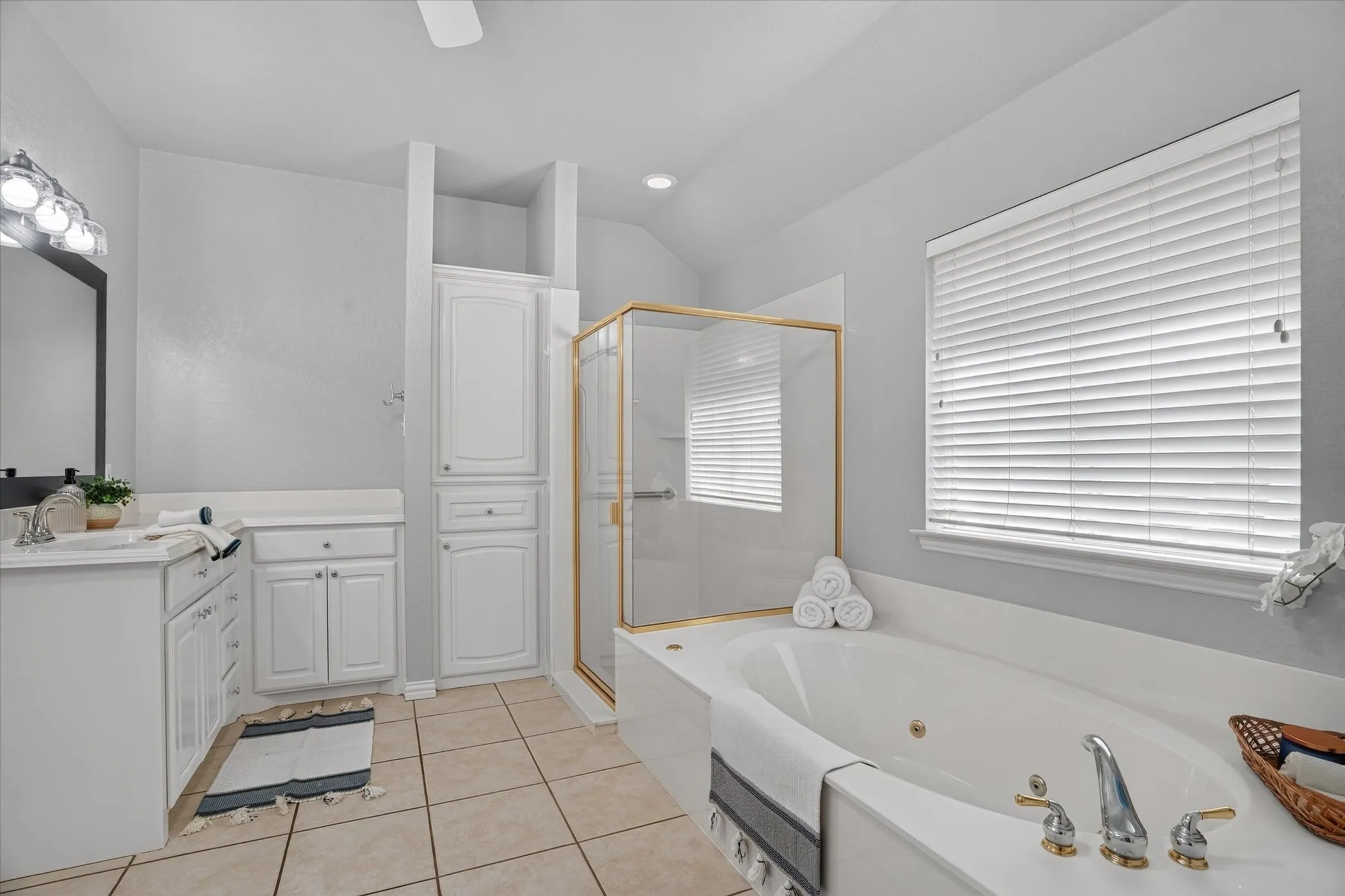 Single Family Residence For Sale in Hood County , 9216 Hanging Moss Drive, Granbury, Texas 76049, 4 Bedroom, 2 Bathroom, 3 Garage spaces, 2,176 Sqft, built in 1999, mls#21368250, Real Estate Agent in Granbury, Homes For Sale in Hood county, Homes For Sale in Granbury, Realtor in Granbury Texas, Real Estate Brokerage Independent Realty Texas, Luminita Cordes Realtor