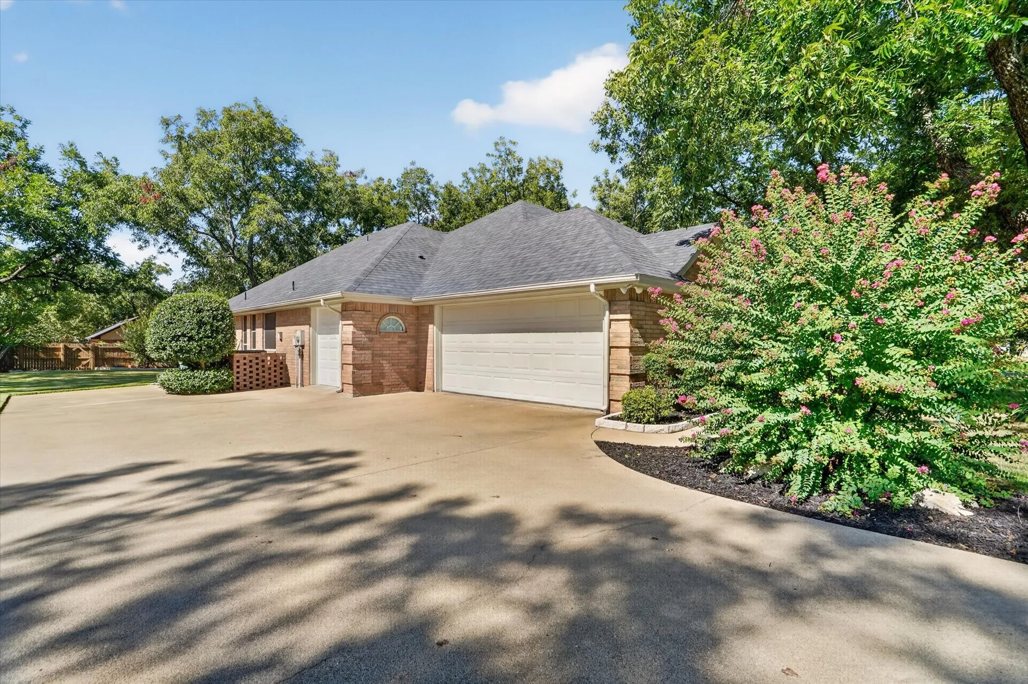 Single Family Residence For Sale in Hood County , 9216 Hanging Moss Drive, Granbury, Texas 76049, 4 Bedroom, 2 Bathroom, 3 Garage spaces, 2,176 Sqft, built in 1999, mls#21368250, Real Estate Agent in Granbury, Homes For Sale in Hood county, Homes For Sale in Granbury, Realtor in Granbury Texas, Real Estate Brokerage Independent Realty Texas, Luminita Cordes Realtor