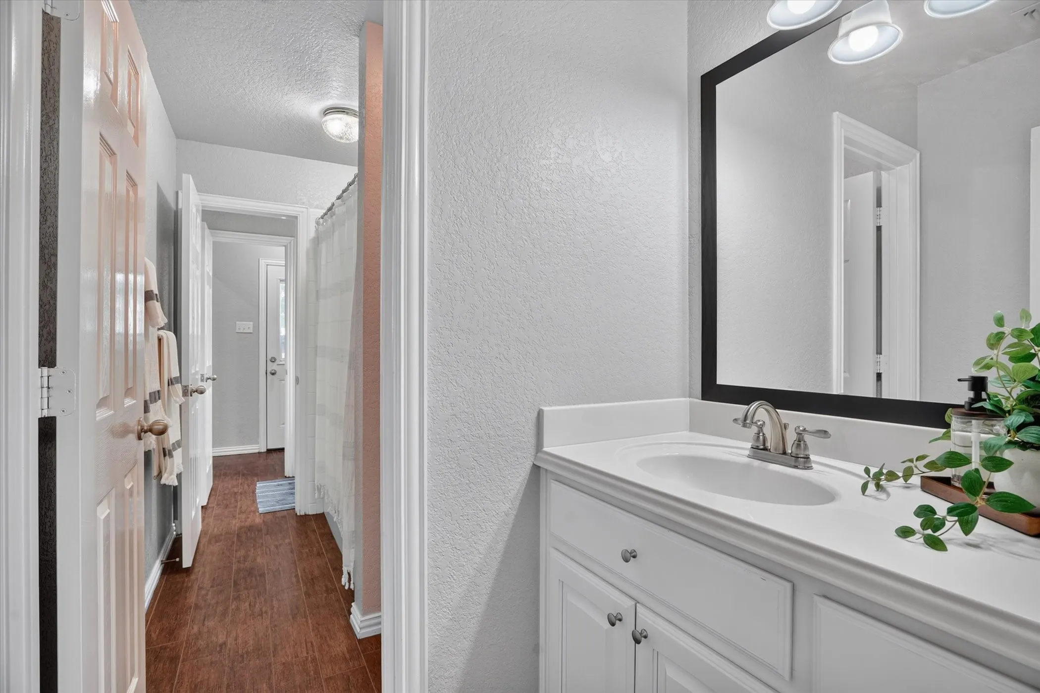 Single Family Residence For Sale in Hood County , 9216 Hanging Moss Drive, Granbury, Texas 76049, 4 Bedroom, 2 Bathroom, 3 Garage spaces, 2,176 Sqft, built in 1999, mls#21368250, Real Estate Agent in Granbury, Homes For Sale in Hood county, Homes For Sale in Granbury, Realtor in Granbury Texas, Real Estate Brokerage Independent Realty Texas, Luminita Cordes Realtor