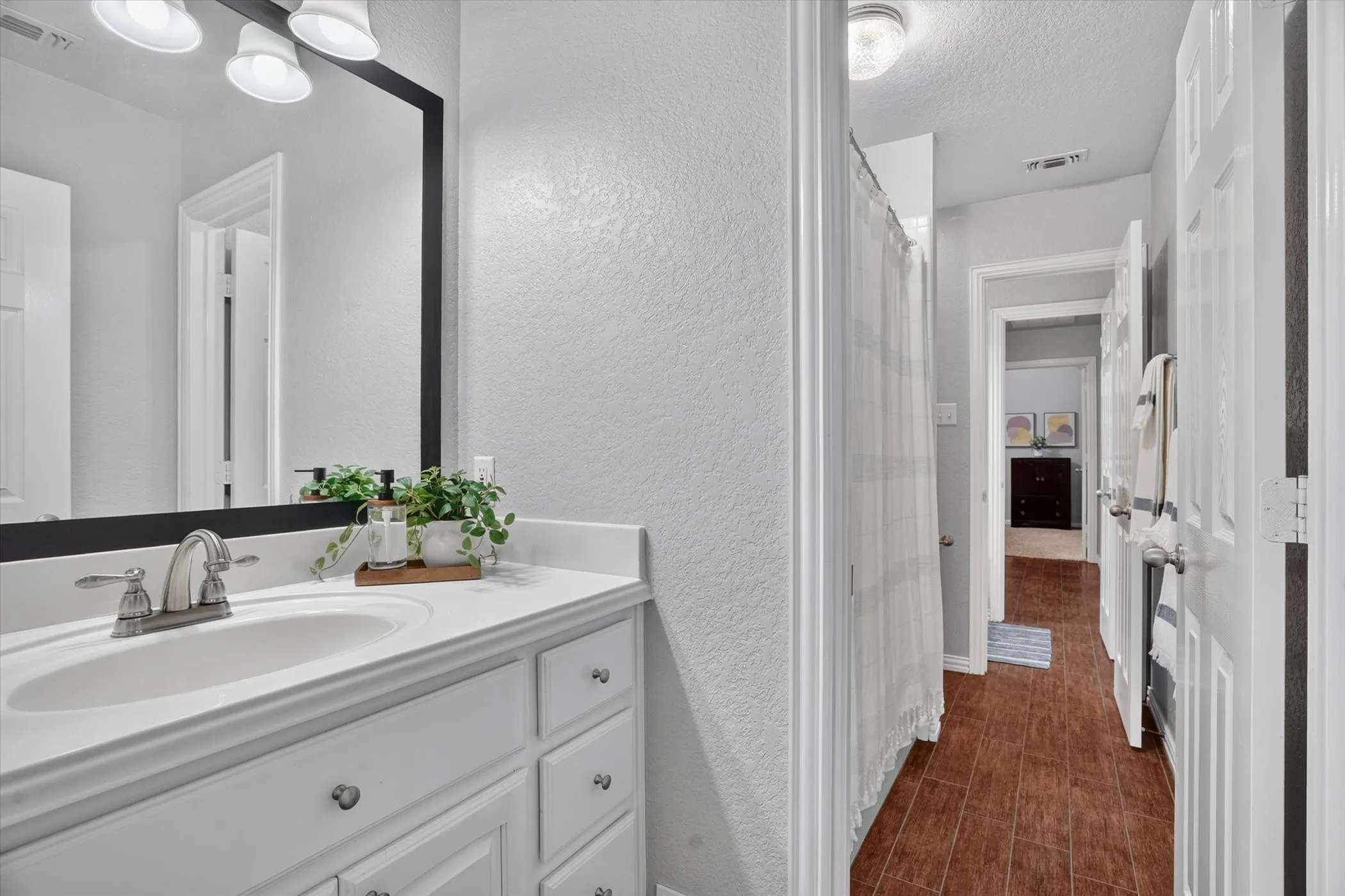 Single Family Residence For Sale in Hood County , 9216 Hanging Moss Drive, Granbury, Texas 76049, 4 Bedroom, 2 Bathroom, 3 Garage spaces, 2,176 Sqft, built in 1999, mls#21368250, Real Estate Agent in Granbury, Homes For Sale in Hood county, Homes For Sale in Granbury, Realtor in Granbury Texas, Real Estate Brokerage Independent Realty Texas, Luminita Cordes Realtor
