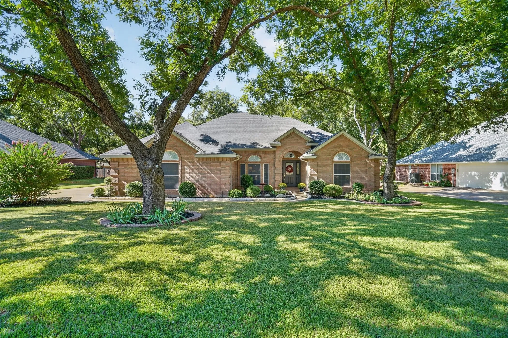 Single Family Residence For Sale in Hood County , 9216 Hanging Moss Drive, Granbury, Texas 76049, 4 Bedroom, 2 Bathroom, 3 Garage spaces, 2,176 Sqft, built in 1999, mls#21368250, Real Estate Agent in Granbury, Homes For Sale in Hood county, Homes For Sale in Granbury, Realtor in Granbury Texas, Real Estate Brokerage Independent Realty Texas, Luminita Cordes Realtor