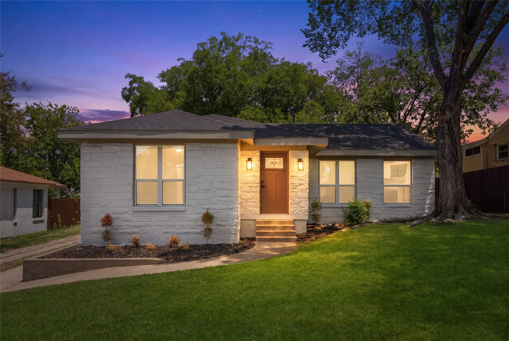 Single Family Residence For Rent in Dallas County , 1314 Arborvitae Avenue, Dallas, Texas 75224, 3 Bedroom, 2 Bathroom, 2 Garage spaces, 1,441 Sqft, built in 1945, mls#21372807, Real Estate Agent in Dallas, Homes For Rent in Dallas county, Homes For Rent in Dallas, Realtor in Dallas Texas, Real Estate Brokerage Independent Realty Texas, Luminita Cordes Realtor