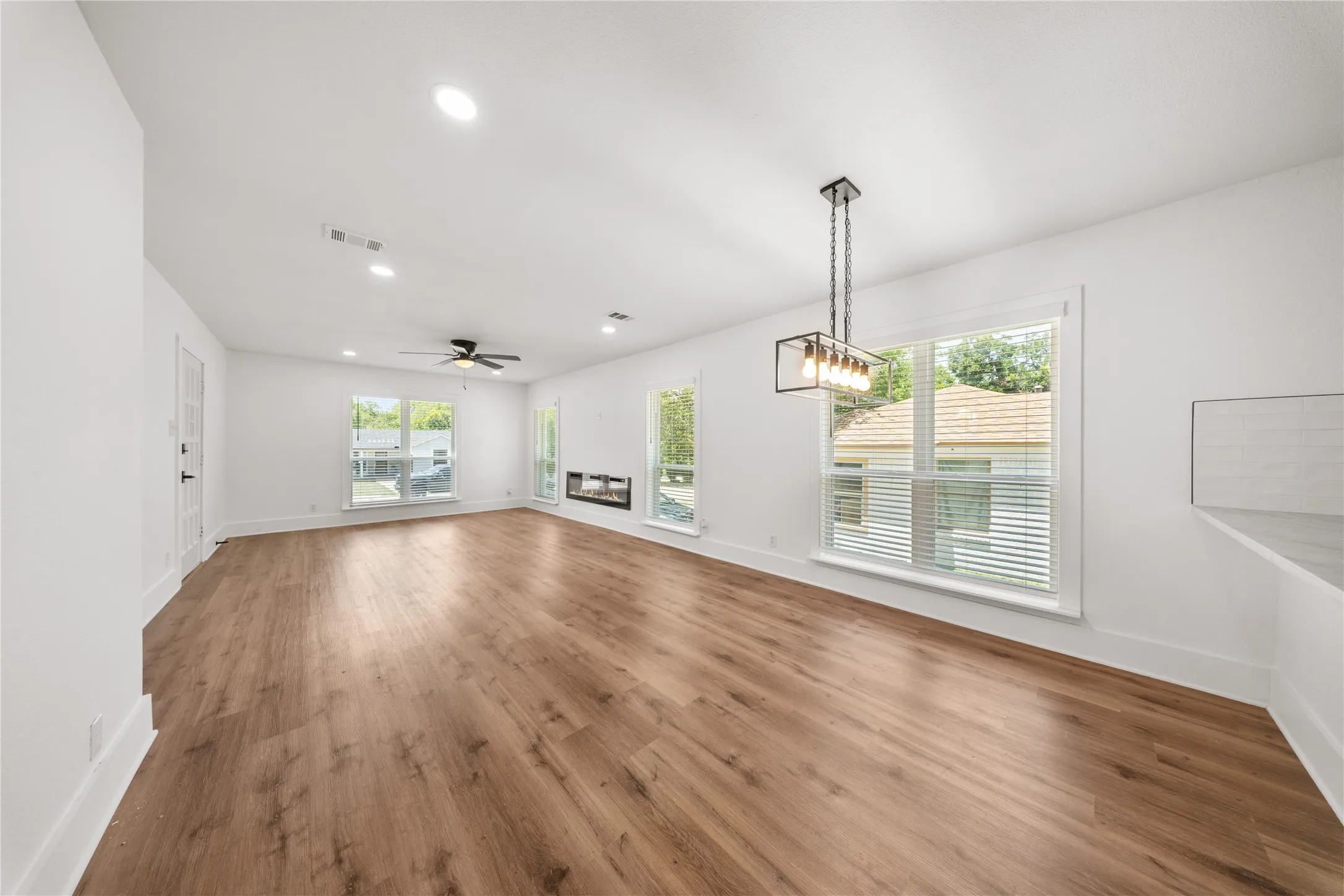 Single Family Residence For Rent in Dallas County , 1314 Arborvitae Avenue, Dallas, Texas 75224, 3 Bedroom, 2 Bathroom, 2 Garage spaces, 1,441 Sqft, built in 1945, mls#21372807, Real Estate Agent in Dallas, Homes For Rent in Dallas county, Homes For Rent in Dallas, Realtor in Dallas Texas, Real Estate Brokerage Independent Realty Texas, Luminita Cordes Realtor