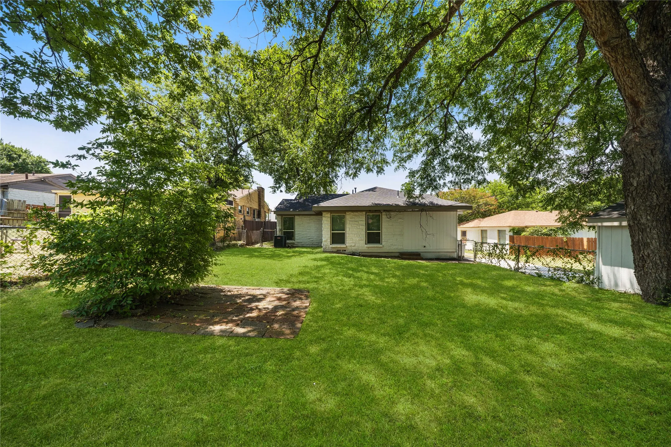 Single Family Residence For Rent in Dallas County , 1314 Arborvitae Avenue, Dallas, Texas 75224, 3 Bedroom, 2 Bathroom, 2 Garage spaces, 1,441 Sqft, built in 1945, mls#21372807, Real Estate Agent in Dallas, Homes For Rent in Dallas county, Homes For Rent in Dallas, Realtor in Dallas Texas, Real Estate Brokerage Independent Realty Texas, Luminita Cordes Realtor