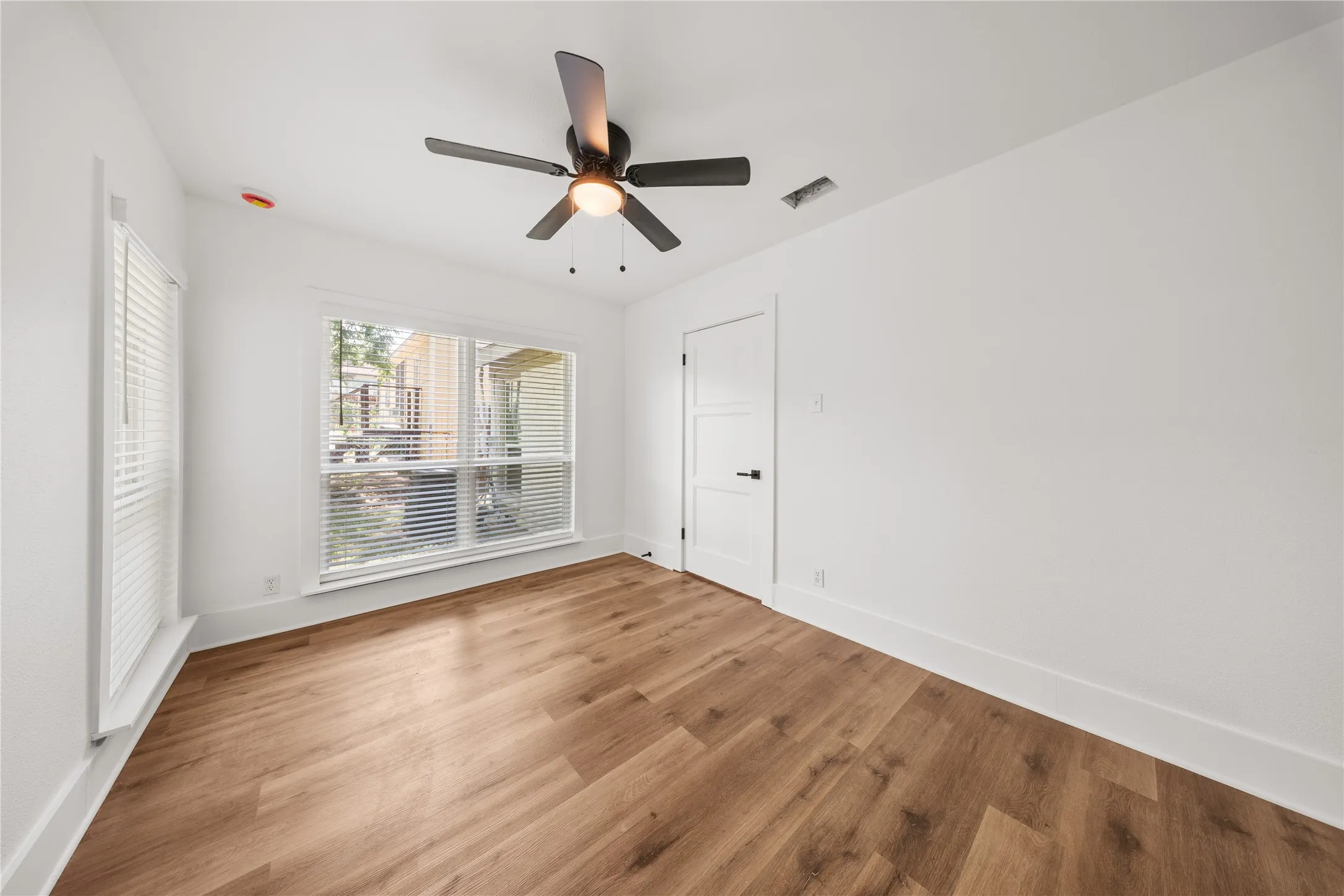 Single Family Residence For Rent in Dallas County , 1314 Arborvitae Avenue, Dallas, Texas 75224, 3 Bedroom, 2 Bathroom, 2 Garage spaces, 1,441 Sqft, built in 1945, mls#21372807, Real Estate Agent in Dallas, Homes For Rent in Dallas county, Homes For Rent in Dallas, Realtor in Dallas Texas, Real Estate Brokerage Independent Realty Texas, Luminita Cordes Realtor