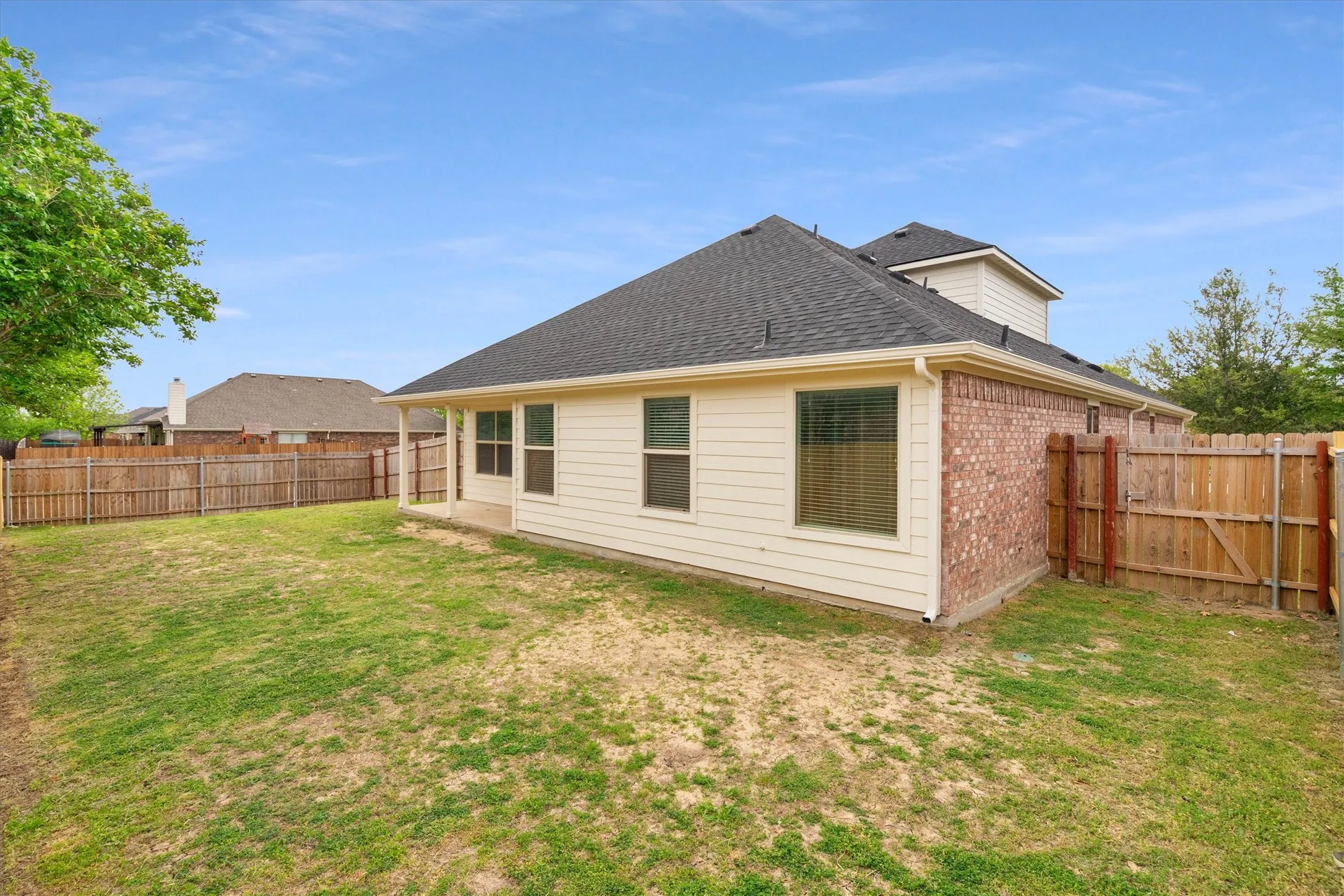 Single Family Residence For Sale in Ellis County , 221 Bear Trail, Waxahachie, Texas 75165, 3 Bedroom, 3 Bathroom, 2 Garage spaces, 2,582 Sqft, built in 2013, mls#21372812, Real Estate Agent in Waxahachie, Homes For Sale in Ellis county, Homes For Sale in Waxahachie, Realtor in Waxahachie Texas, Real Estate Brokerage Independent Realty Texas, Luminita Cordes Realtor
