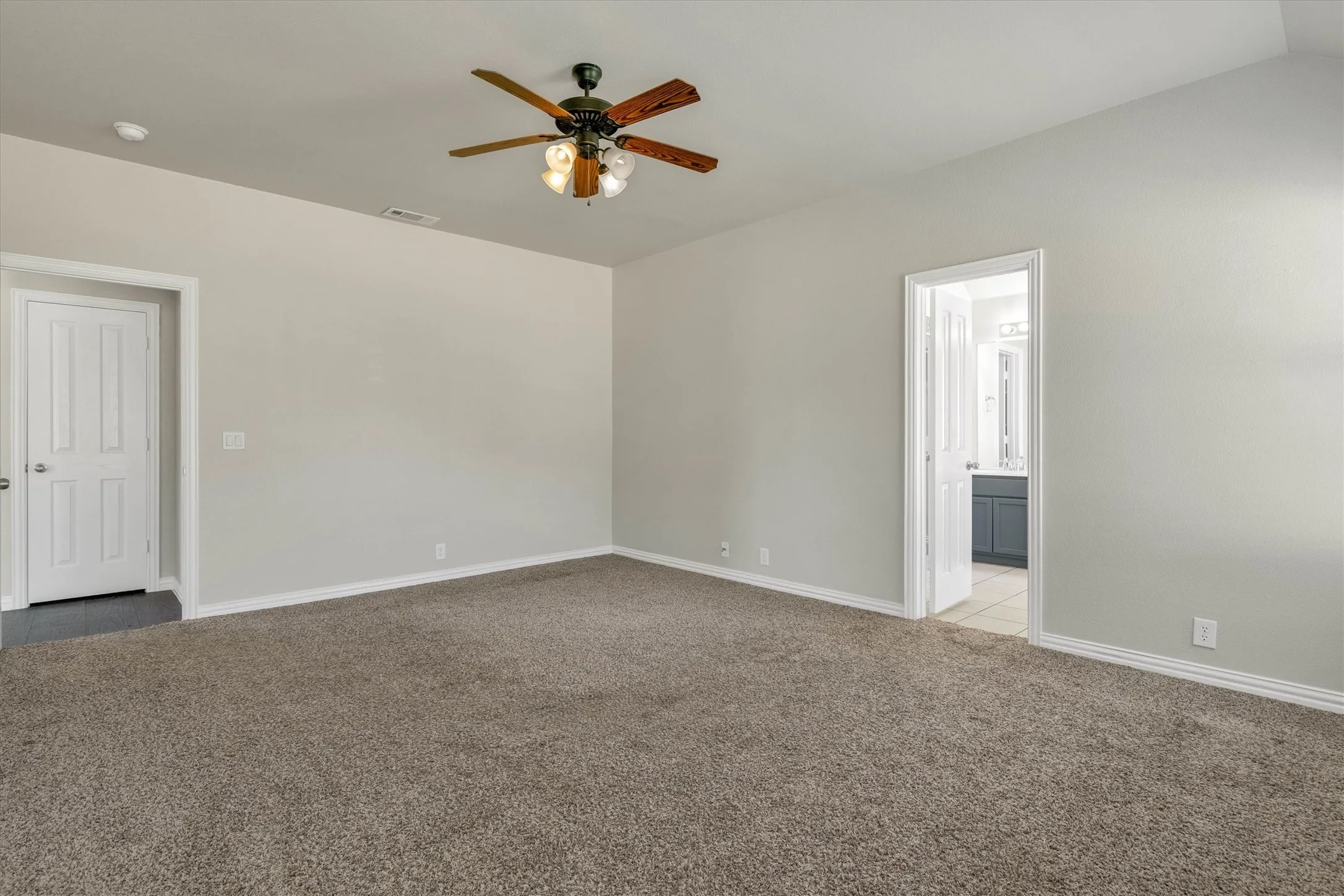 Single Family Residence For Sale in Ellis County , 221 Bear Trail, Waxahachie, Texas 75165, 3 Bedroom, 3 Bathroom, 2 Garage spaces, 2,582 Sqft, built in 2013, mls#21372812, Real Estate Agent in Waxahachie, Homes For Sale in Ellis county, Homes For Sale in Waxahachie, Realtor in Waxahachie Texas, Real Estate Brokerage Independent Realty Texas, Luminita Cordes Realtor