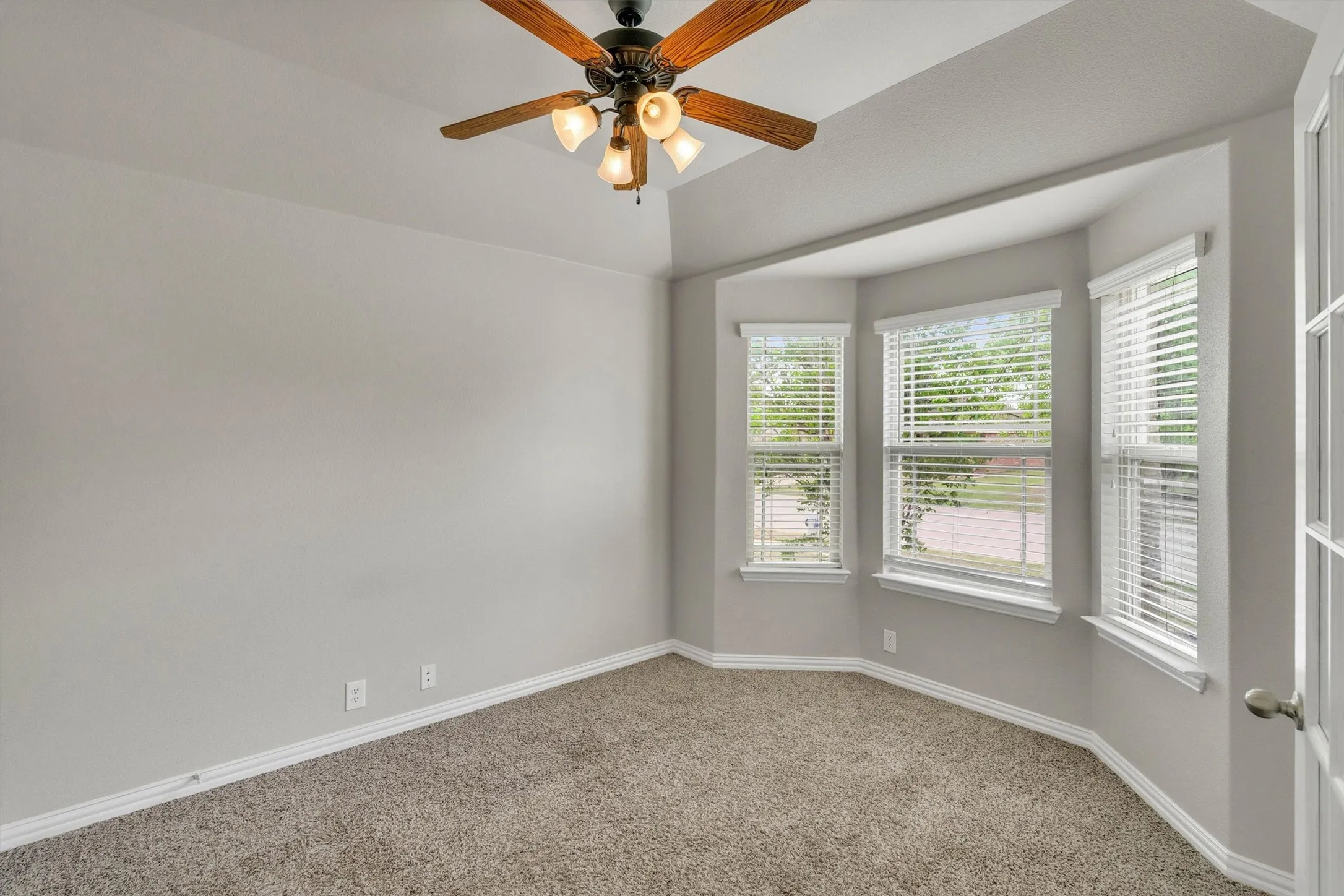 Single Family Residence For Sale in Ellis County , 221 Bear Trail, Waxahachie, Texas 75165, 3 Bedroom, 3 Bathroom, 2 Garage spaces, 2,582 Sqft, built in 2013, mls#21372812, Real Estate Agent in Waxahachie, Homes For Sale in Ellis county, Homes For Sale in Waxahachie, Realtor in Waxahachie Texas, Real Estate Brokerage Independent Realty Texas, Luminita Cordes Realtor