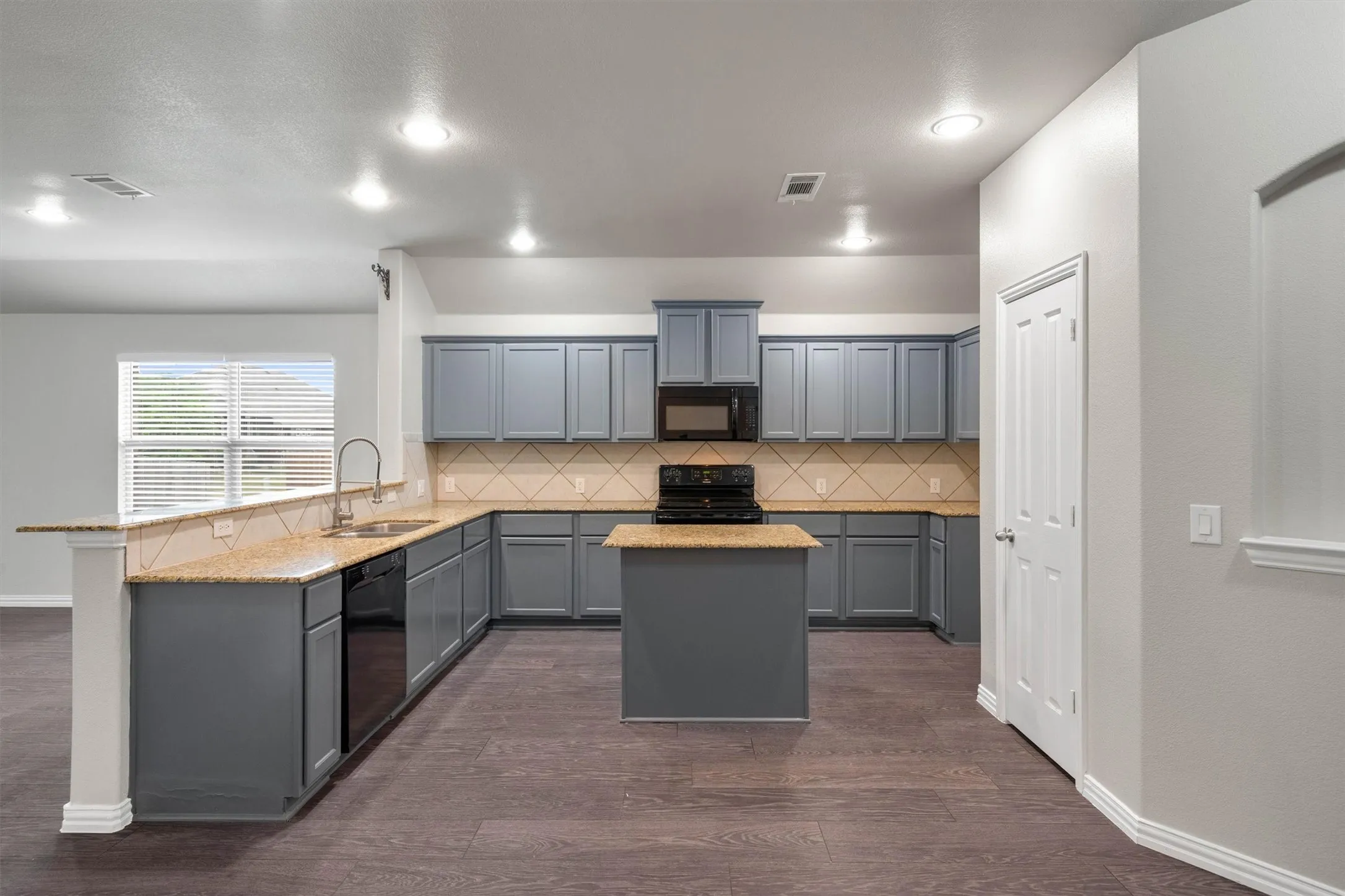Single Family Residence For Sale in Ellis County , 221 Bear Trail, Waxahachie, Texas 75165, 3 Bedroom, 3 Bathroom, 2 Garage spaces, 2,582 Sqft, built in 2013, mls#21372812, Real Estate Agent in Waxahachie, Homes For Sale in Ellis county, Homes For Sale in Waxahachie, Realtor in Waxahachie Texas, Real Estate Brokerage Independent Realty Texas, Luminita Cordes Realtor